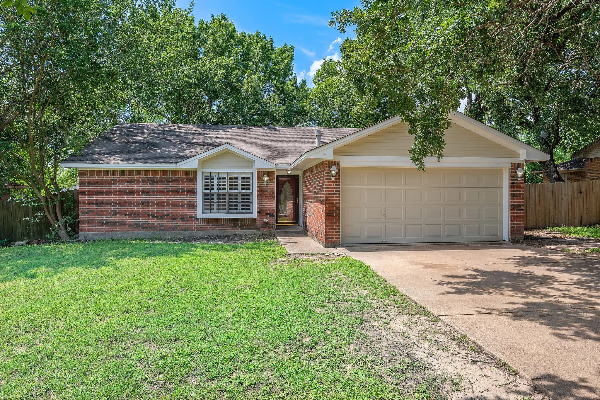 Single Family Residence For Sale in Brazos County , 2007 Sandalwood Lane, Bryan, Texas 77807, 3 Bedroom, 2 Bathroom, 2 Garage spaces, 1,373 Sqft, built in 1987, mls#21283000, Real Estate Agent in Bryan, Homes For Sale in Brazos county, Homes For Sale in Bryan, Realtor in Bryan Texas, Real Estate Brokerage Independent Realty Texas, Luminita Cordes Realtor