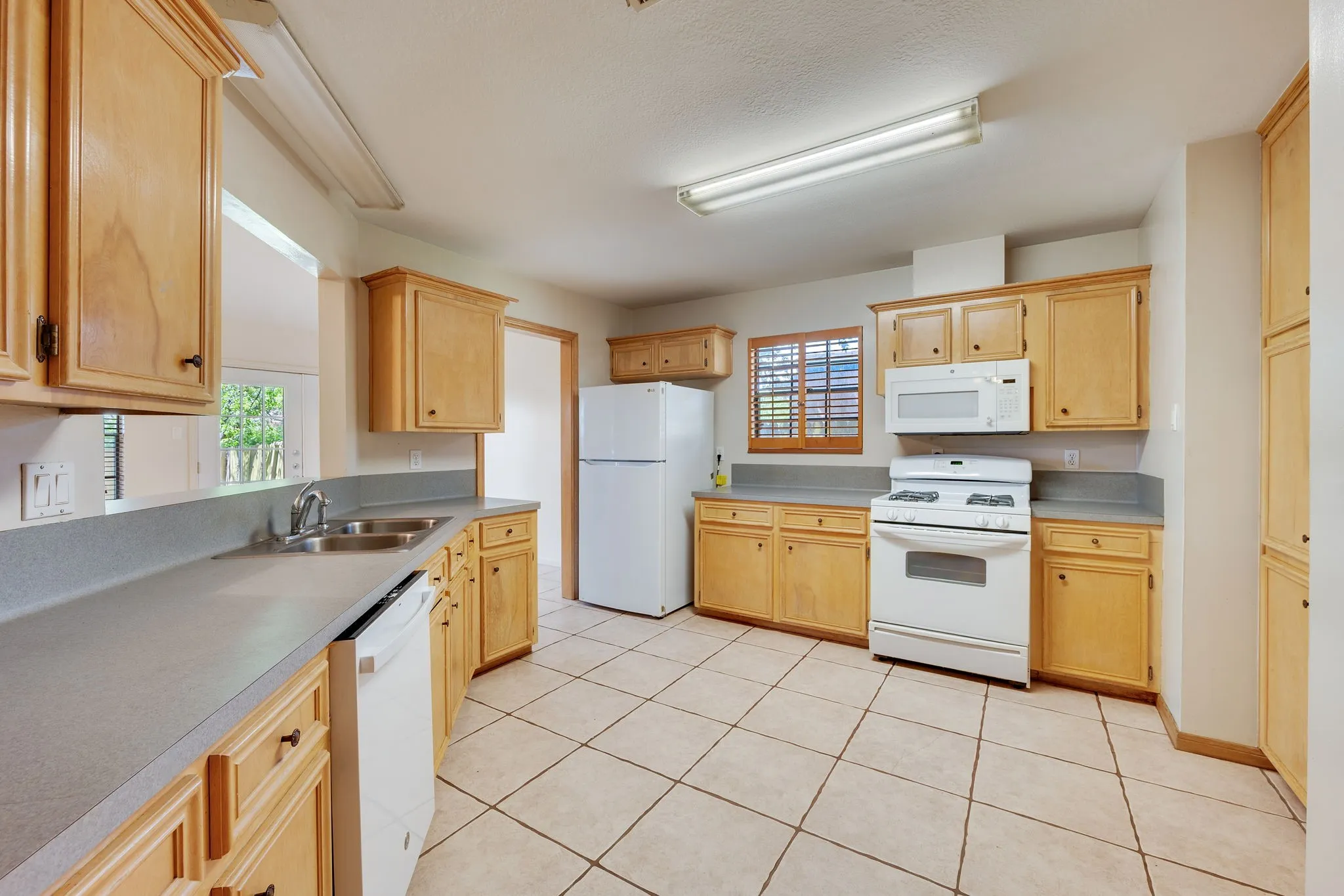 Single Family Residence For Sale in Brazos County , 2007 Sandalwood Lane, Bryan, Texas 77807, 3 Bedroom, 2 Bathroom, 2 Garage spaces, 1,373 Sqft, built in 1987, mls#21283000, Real Estate Agent in Bryan, Homes For Sale in Brazos county, Homes For Sale in Bryan, Realtor in Bryan Texas, Real Estate Brokerage Independent Realty Texas, Luminita Cordes Realtor
