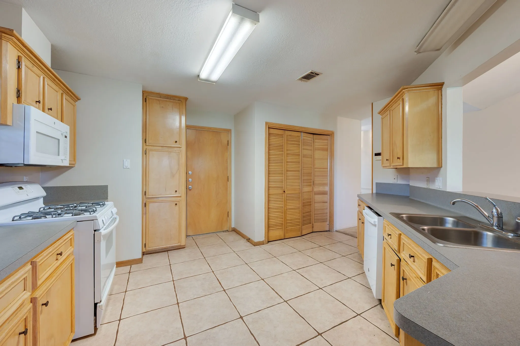 Single Family Residence For Sale in Brazos County , 2007 Sandalwood Lane, Bryan, Texas 77807, 3 Bedroom, 2 Bathroom, 2 Garage spaces, 1,373 Sqft, built in 1987, mls#21283000, Real Estate Agent in Bryan, Homes For Sale in Brazos county, Homes For Sale in Bryan, Realtor in Bryan Texas, Real Estate Brokerage Independent Realty Texas, Luminita Cordes Realtor