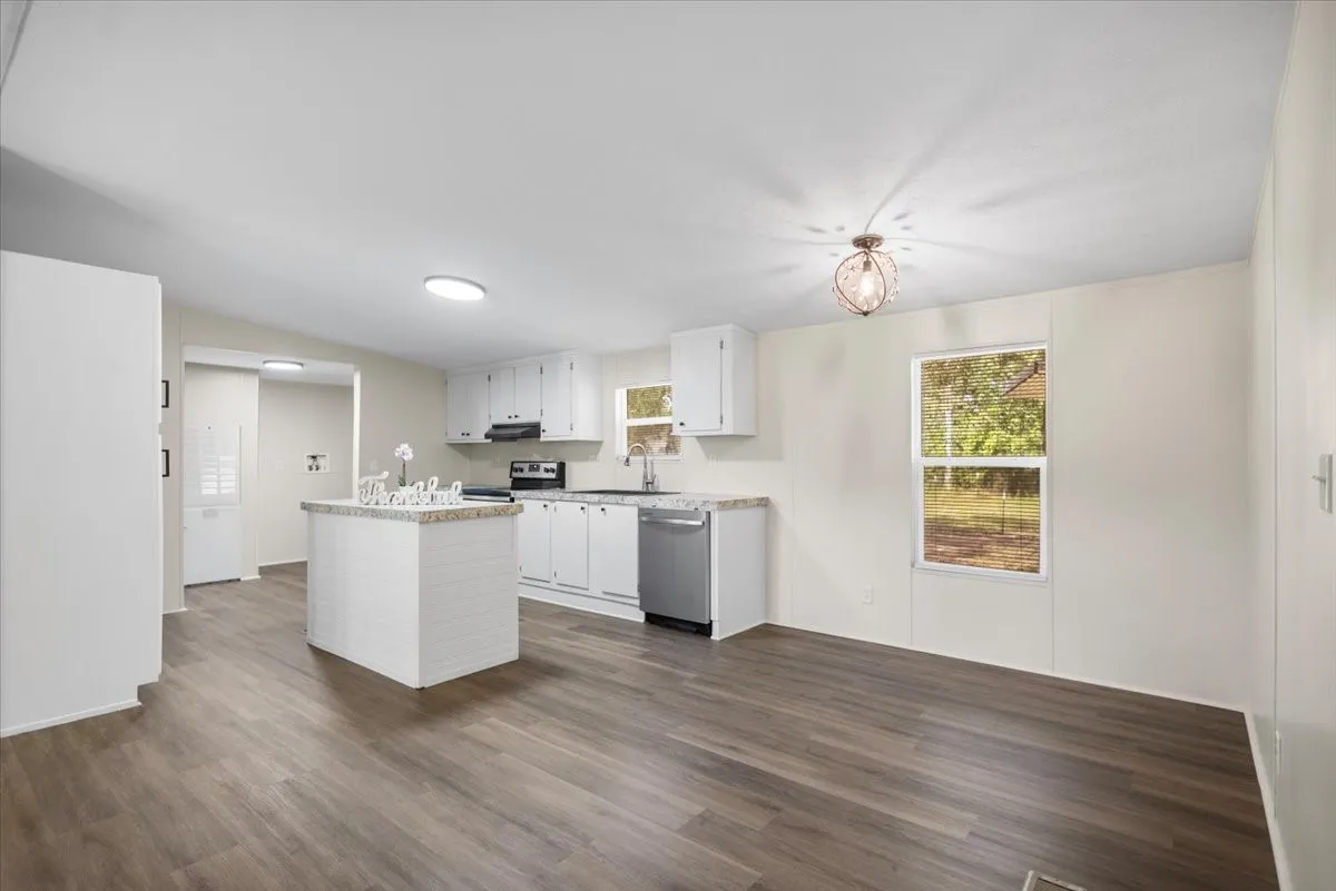 Manufactured Home For Sale in Henderson County , 118 Cedar Ridge Drive, Eustace, Texas 75124, 3 Bedroom, 2 Bathroom, Garage spaces, 1,456 Sqft, built in 2017, mls#21283619, Real Estate Agent in Eustace, Homes For Sale in Henderson county, Homes For Sale in Eustace, Realtor in Eustace Texas, Real Estate Brokerage Independent Realty Texas, Luminita Cordes Realtor
