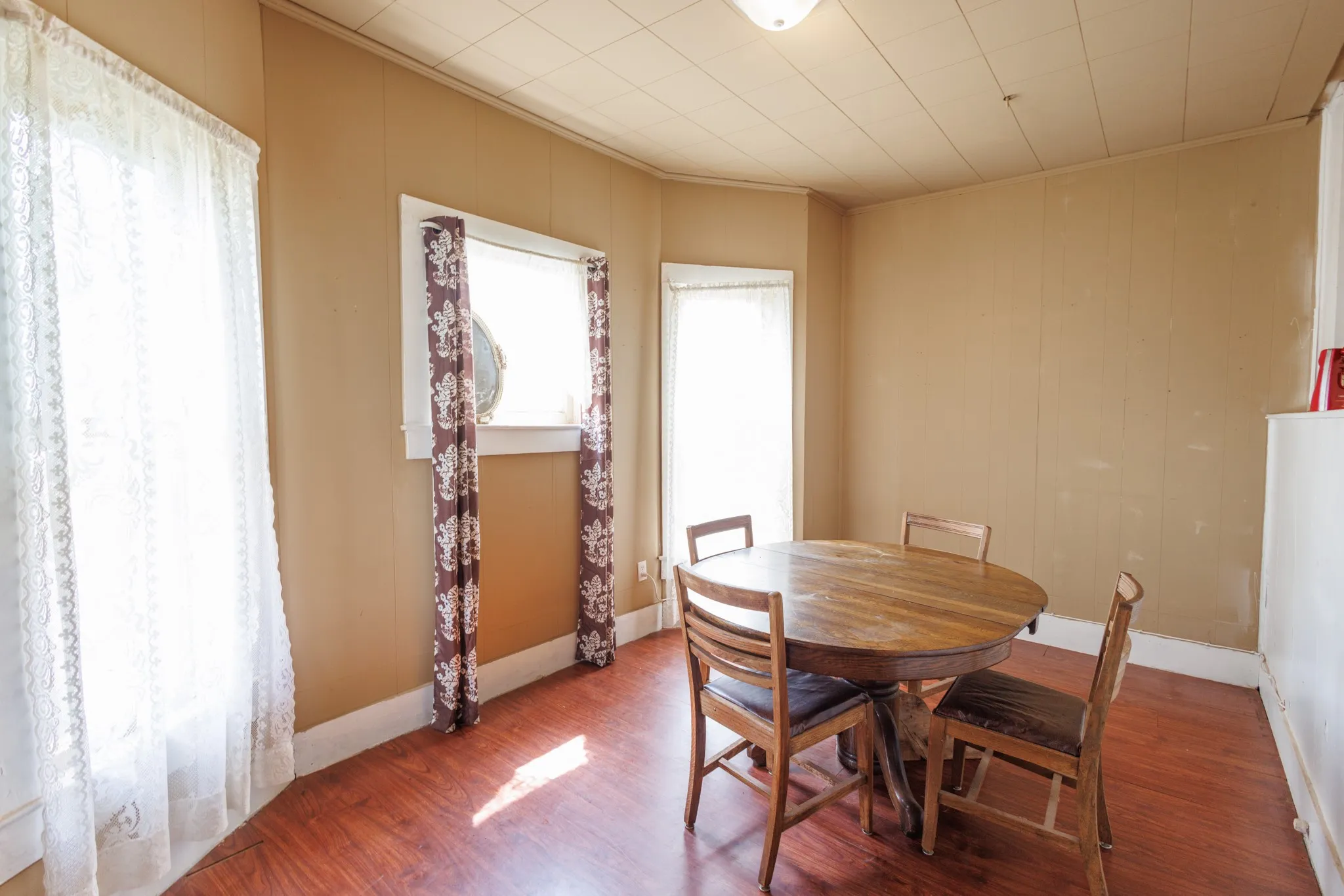 Single Family Residence For Sale in Nolan County , 2202 Chester Street, Sweetwater, Texas 79556, 2 Bedrooms, 1 Bathroom, Garage spaces, 1,280 Sqft, built in 1935, Price $75,000, mls#21276385, Real Estate Agent in Sweetwater, Homes For Sale in Nolan county, Homes For Sale in Sweetwater, Realtor in Sweetwater Texas, Real Estate Brokerage Independent Realty Texas, Luminita Cordes Realtor
