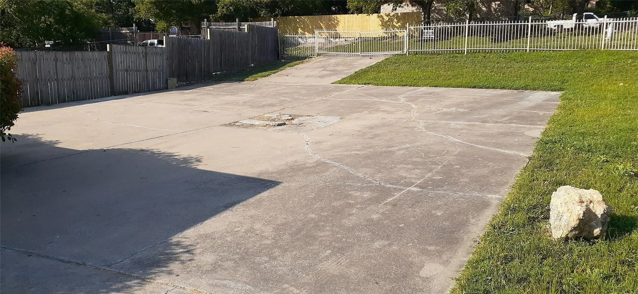Duplex For Rent in Tarrant County , 2801 19th Street B, Fort Worth, Texas 76106, 2 Bedroom, 1 Bathroom, Garage spaces, 672 Sqft, built in 1983, mls#21283371, Real Estate Agent in Fort Worth, Homes For Rent in Tarrant county, Homes For Rent in Fort Worth, Realtor in Fort Worth Texas, Real Estate Brokerage Independent Realty Texas, Luminita Cordes Realtor