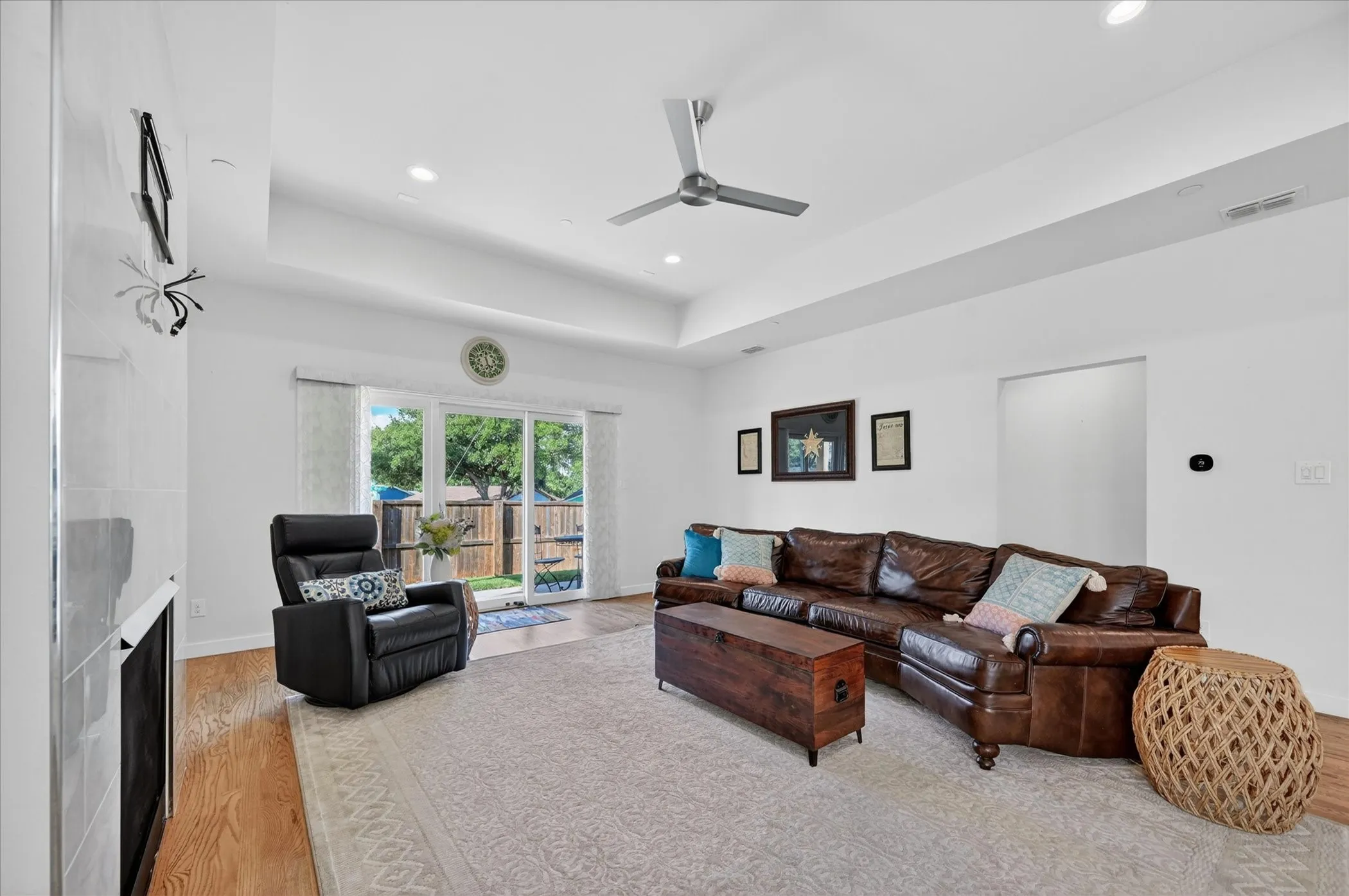 Single Family Residence For Sale in Tarrant County , 1018 Meadow Bend Loop N, Grapevine, Texas 76051, 3 Bedroom, 3 Bathroom, 2 Garage spaces, 2,256 Sqft, built in 2020, mls#21269720, Real Estate Agent in Grapevine, Homes For Sale in Tarrant county, Homes For Sale in Grapevine, Realtor in Grapevine Texas, Real Estate Brokerage Independent Realty Texas, Luminita Cordes Realtor