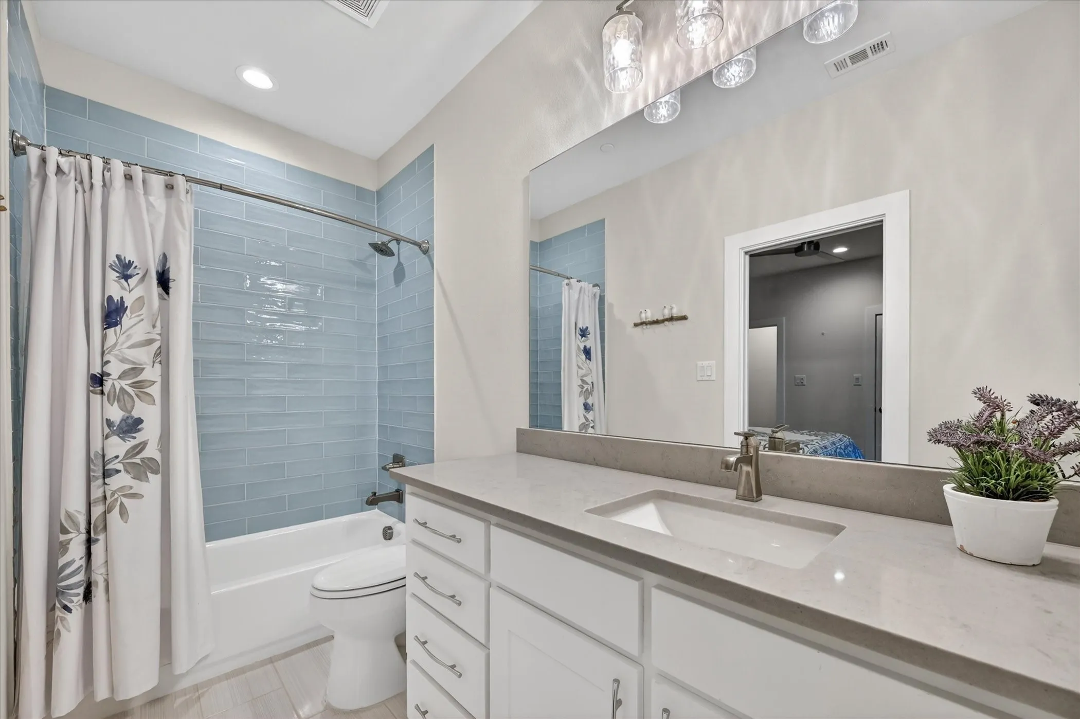 Single Family Residence For Sale in Tarrant County , 1018 Meadow Bend Loop N, Grapevine, Texas 76051, 3 Bedroom, 3 Bathroom, 2 Garage spaces, 2,256 Sqft, built in 2020, mls#21269720, Real Estate Agent in Grapevine, Homes For Sale in Tarrant county, Homes For Sale in Grapevine, Realtor in Grapevine Texas, Real Estate Brokerage Independent Realty Texas, Luminita Cordes Realtor