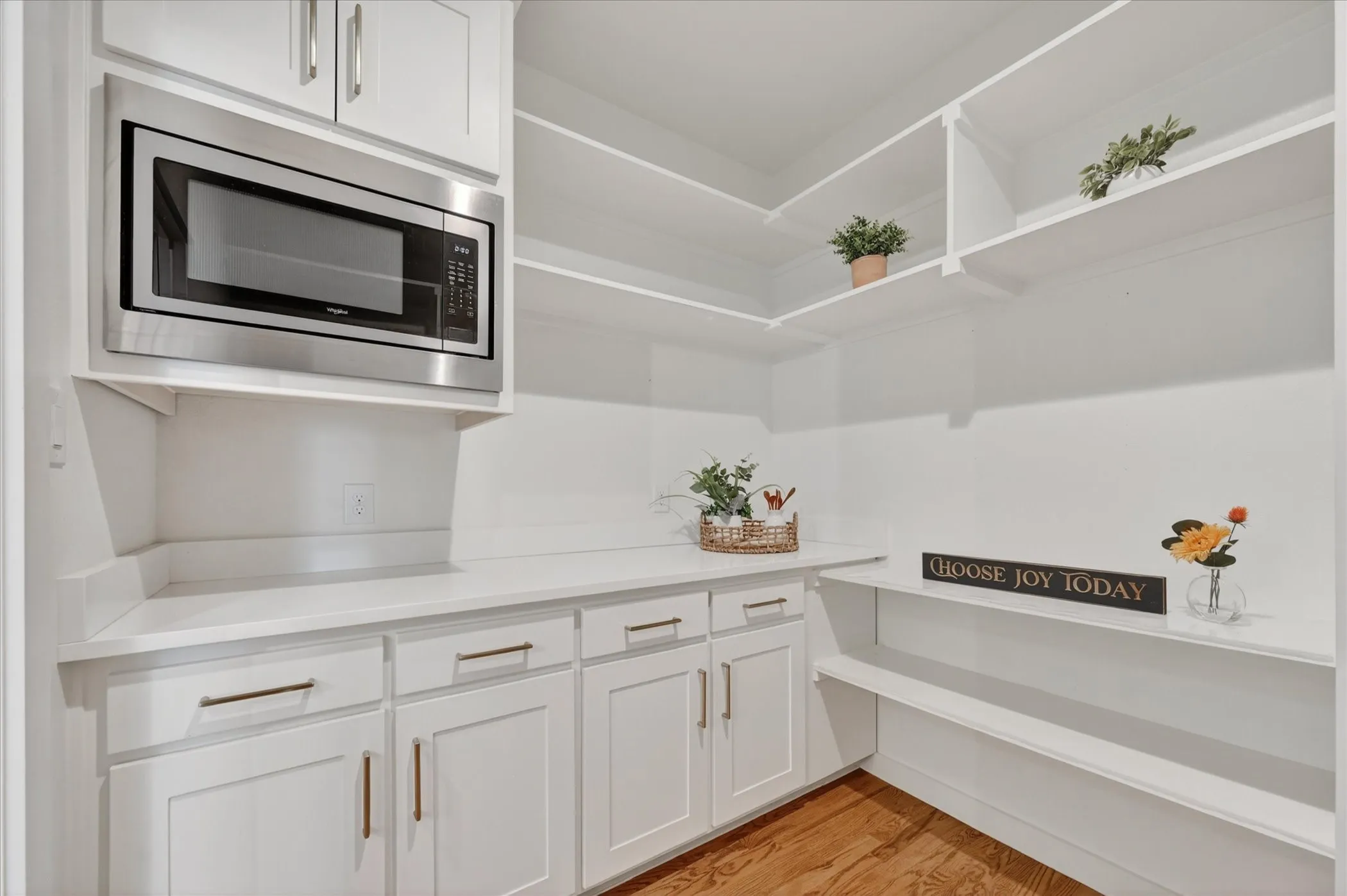 Butler's pantry deluxe