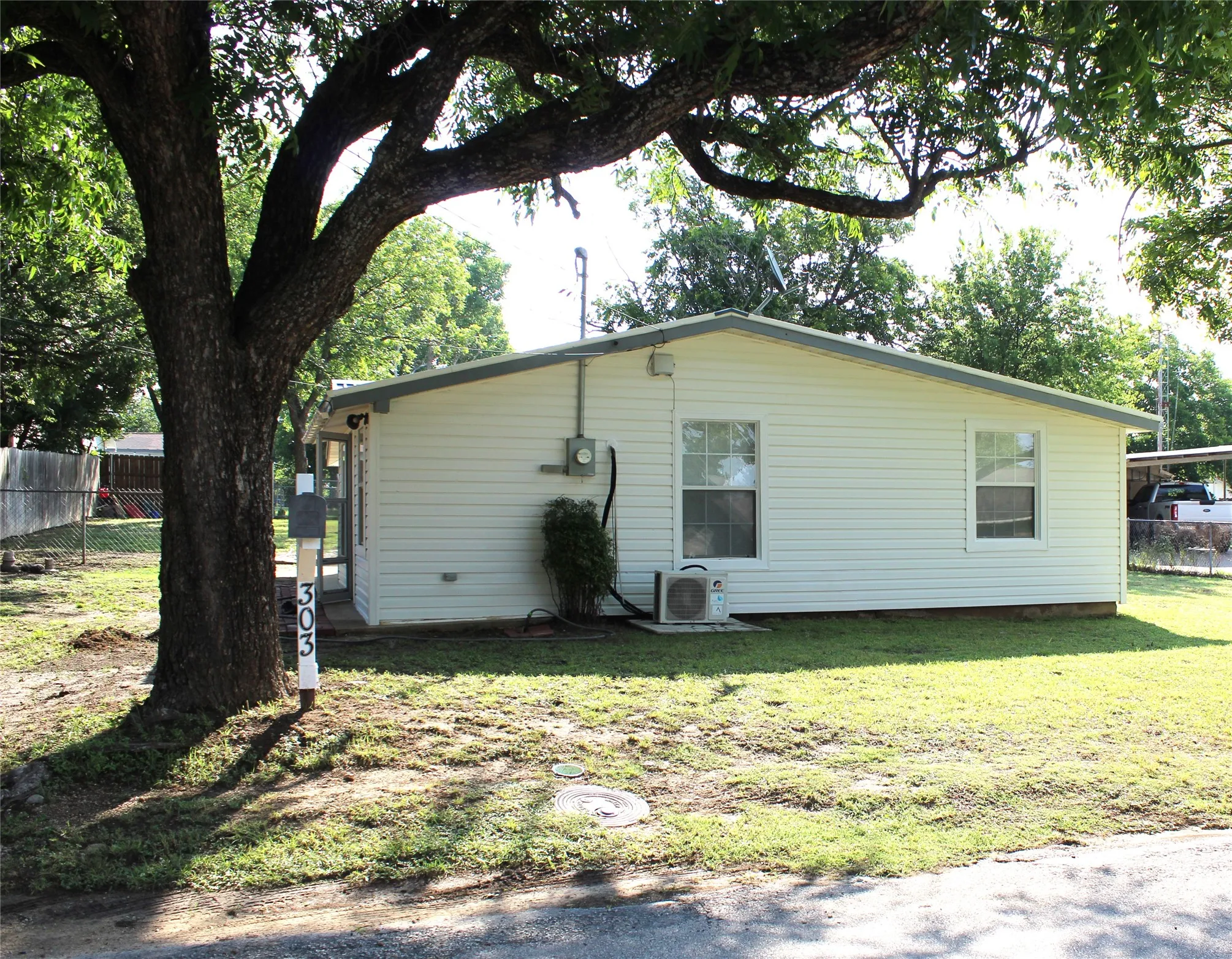 Single Family Residence For Sale in Erath County , 303 S Lennox Street, Stephenville, Texas 76401, 2 Bedroom, 1 Bathroom, Garage spaces, 928 Sqft, built in 1940, mls#21281334, Real Estate Agent in Stephenville, Homes For Sale in Erath county, Homes For Sale in Stephenville, Realtor in Stephenville Texas, Real Estate Brokerage Independent Realty Texas, Luminita Cordes Realtor