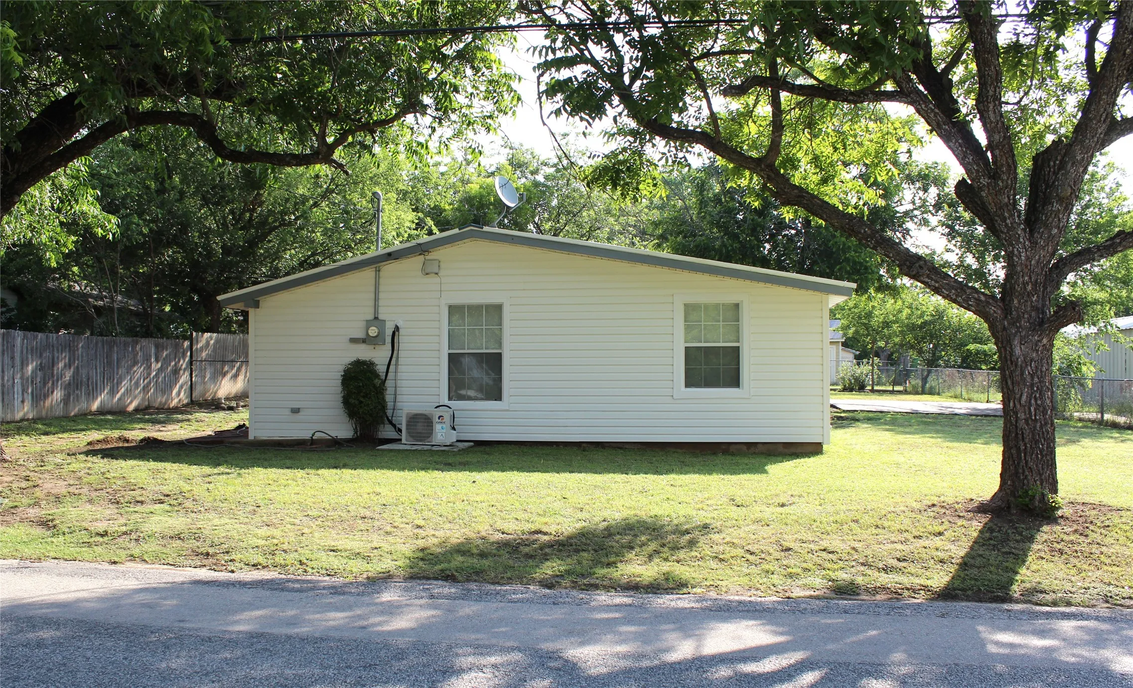 Single Family Residence For Sale in Erath County , 303 S Lennox Street, Stephenville, Texas 76401, 2 Bedroom, 1 Bathroom, Garage spaces, 928 Sqft, built in 1940, mls#21281334, Real Estate Agent in Stephenville, Homes For Sale in Erath county, Homes For Sale in Stephenville, Realtor in Stephenville Texas, Real Estate Brokerage Independent Realty Texas, Luminita Cordes Realtor