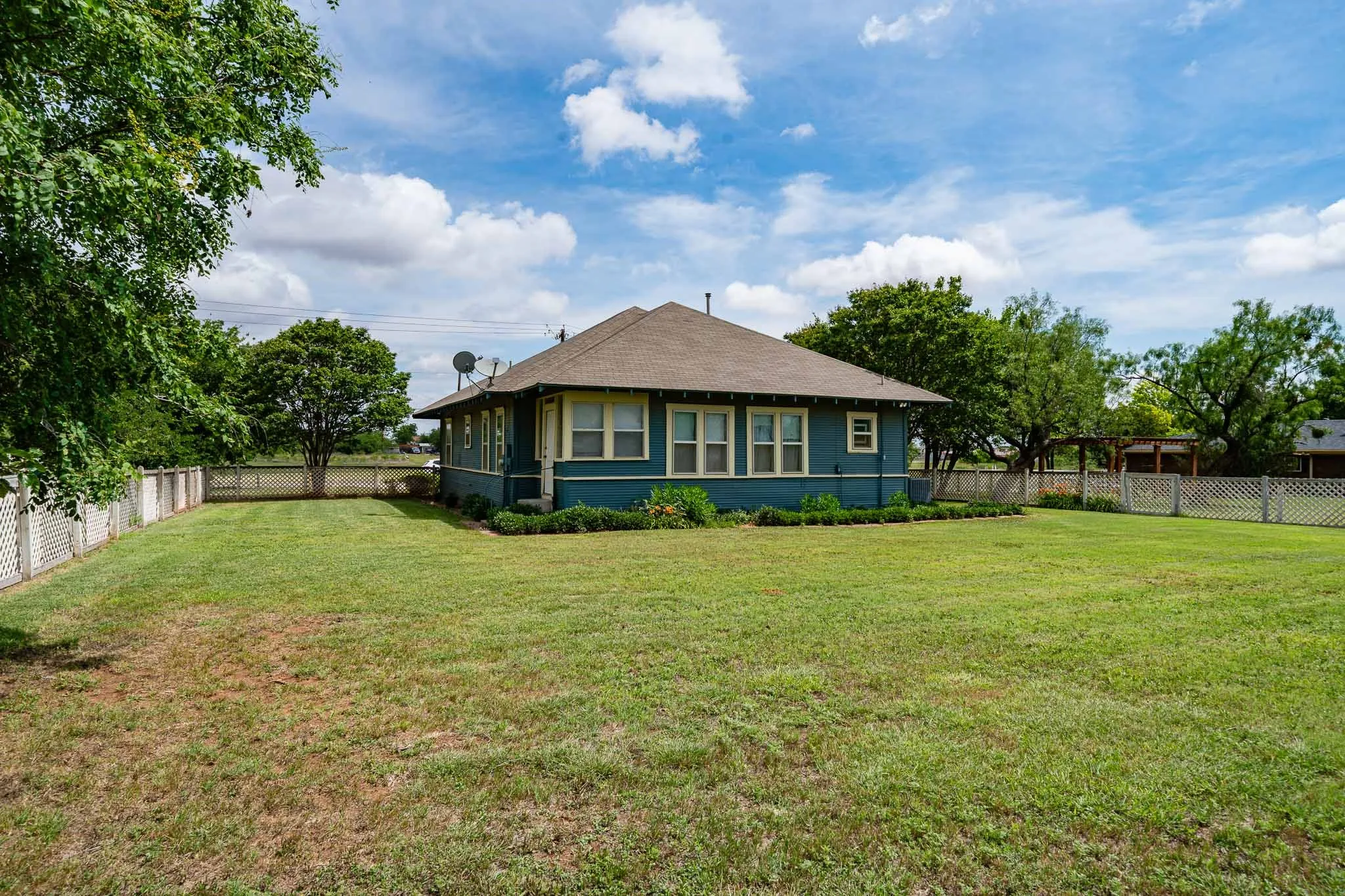 Single Family Residence For Sale in Jones County , 911 23rd Street, Anson, Texas 79501, 2 Bedroom, 1 Bathroom, Garage spaces, 1,823 Sqft, built in 1908, mls#21283648, Real Estate Agent in Anson, Homes For Sale in Jones county, Homes For Sale in Anson, Realtor in Anson Texas, Real Estate Brokerage Independent Realty Texas, Luminita Cordes Realtor