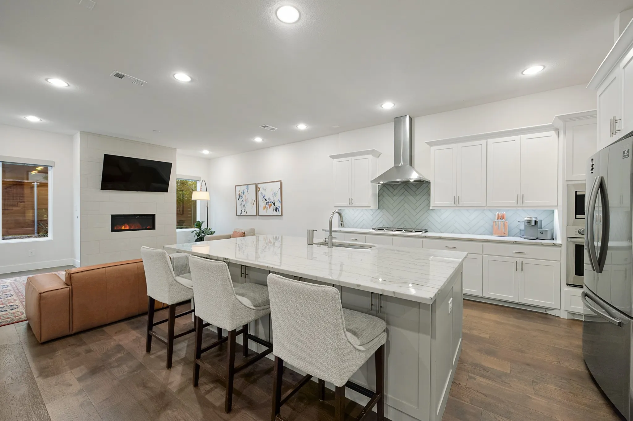 Single Family Residence For Sale in Dallas County , 4113 Entrada Way, Dallas, Texas 75219, 3 Bedroom, 5 Bathroom, 2 Garage spaces, 3,032 Sqft, built in 2019, mls#21282545, Real Estate Agent in Dallas, Homes For Sale in Dallas county, Homes For Sale in Dallas, Realtor in Dallas Texas, Real Estate Brokerage Independent Realty Texas, Luminita Cordes Realtor