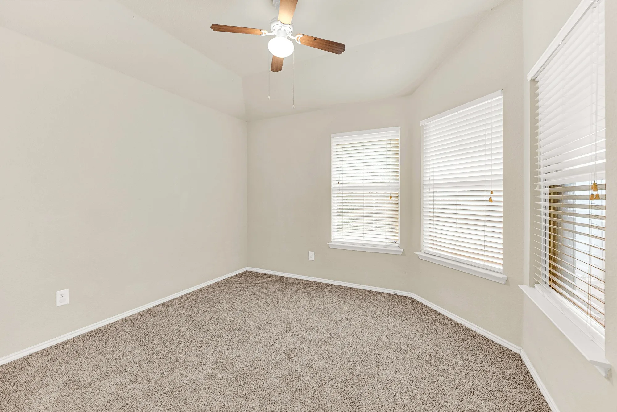 Single Family Residence For Sale in Collin County , 11408 Clover Knoll Drive, Frisco, Texas 75035, 3 Bedroom, 2 Bathroom, 2 Garage spaces, 1,594 Sqft, built in 2000, mls#21281045, Real Estate Agent in Frisco, Homes For Sale in Collin county, Homes For Sale in Frisco, Realtor in Frisco Texas, Real Estate Brokerage Independent Realty Texas, Luminita Cordes Realtor