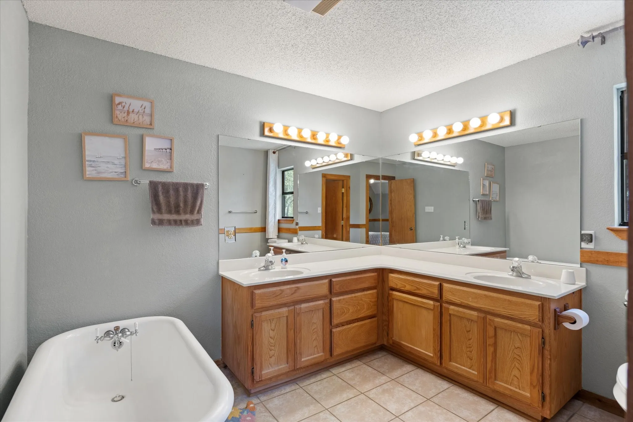 Single Family Residence For Sale in Erath County , 1170 Diamond Oaks Road, Stephenville, Texas 76401, 3 Bedroom, 2 Bathroom, Garage spaces, 1,604 Sqft, built in 1997, mls#21283641, Real Estate Agent in Stephenville, Homes For Sale in Erath county, Homes For Sale in Stephenville, Realtor in Stephenville Texas, Real Estate Brokerage Independent Realty Texas, Luminita Cordes Realtor