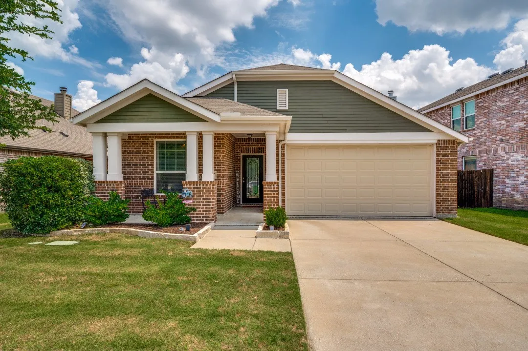 Single Family Residence For Sale in Denton County , 1217 Roadrunner Drive, Little Elm, Texas 75068, 3 Bedroom, 2 Bathroom, 2 Garage spaces, 1,616 Sqft, built in 2016, mls#21276379, Real Estate Agent in Little Elm, Homes For Sale in Denton county, Homes For Sale in Little Elm, Realtor in Little Elm Texas, Real Estate Brokerage Independent Realty Texas, Luminita Cordes Realtor