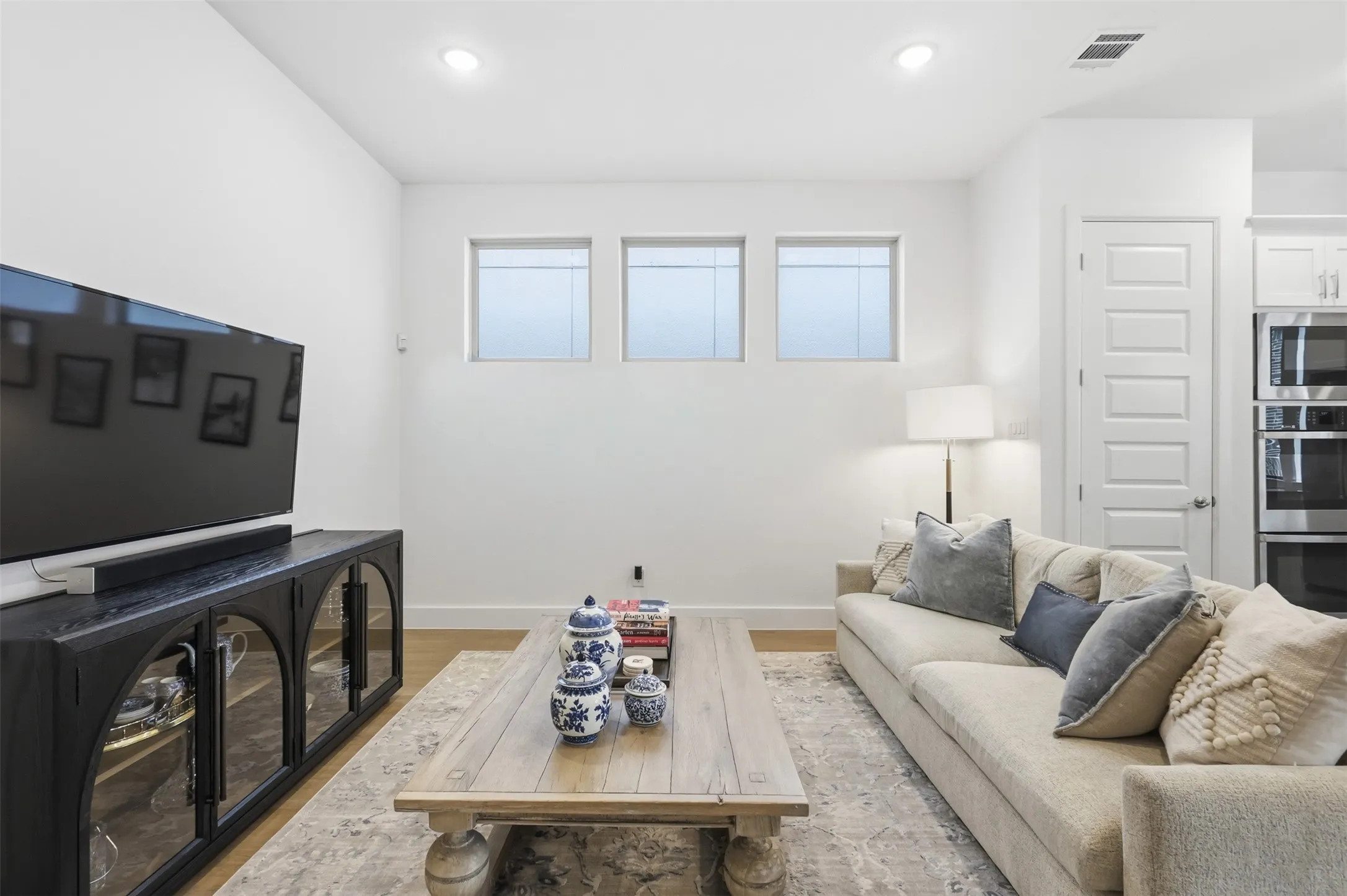 Single Family Residence For Sale in Dallas County , 8116 Radnor Road, Dallas, Texas 75231, 3 Bedroom, 3 Bathroom, 2 Garage spaces, 1,646 Sqft, built in 2022, mls#21281795, Real Estate Agent in Dallas, Homes For Sale in Dallas county, Homes For Sale in Dallas, Realtor in Dallas Texas, Real Estate Brokerage Independent Realty Texas, Luminita Cordes Realtor