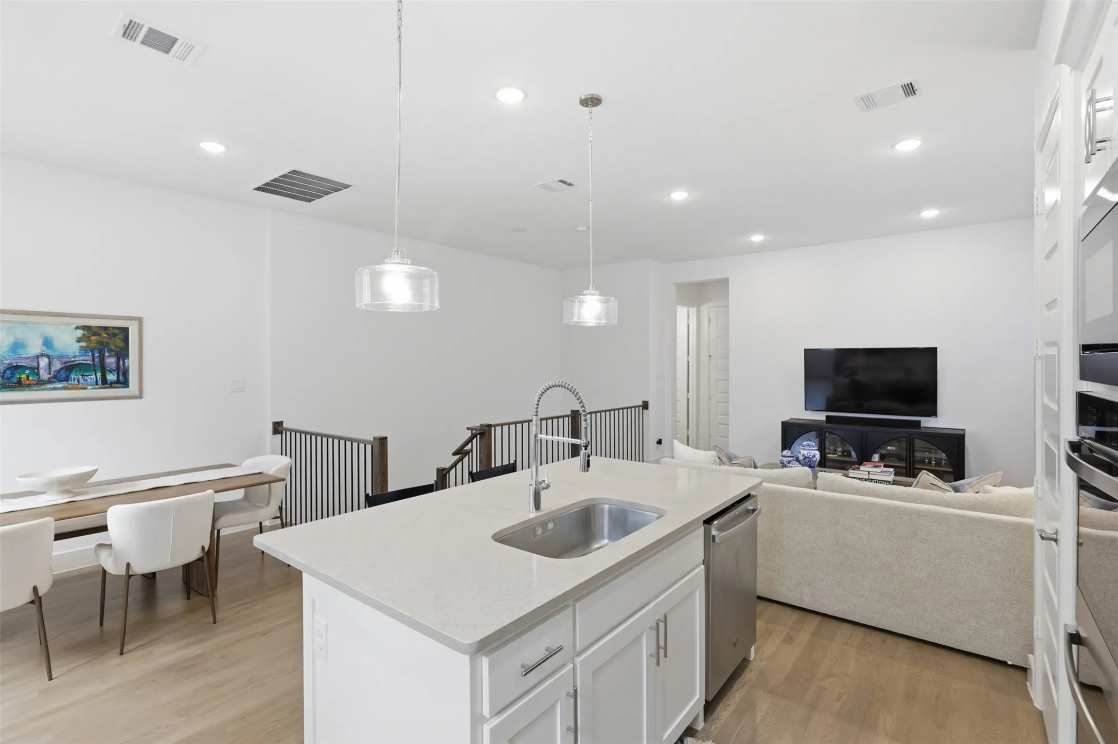 Single Family Residence For Sale in Dallas County , 8116 Radnor Road, Dallas, Texas 75231, 3 Bedroom, 3 Bathroom, 2 Garage spaces, 1,646 Sqft, built in 2022, mls#21281795, Real Estate Agent in Dallas, Homes For Sale in Dallas county, Homes For Sale in Dallas, Realtor in Dallas Texas, Real Estate Brokerage Independent Realty Texas, Luminita Cordes Realtor