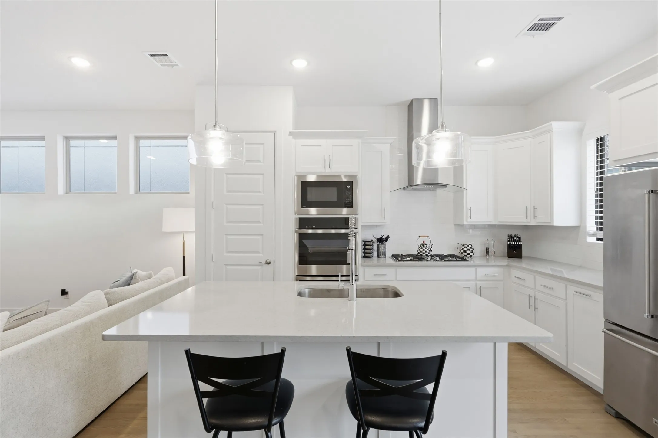 Single Family Residence For Sale in Dallas County , 8116 Radnor Road, Dallas, Texas 75231, 3 Bedroom, 3 Bathroom, 2 Garage spaces, 1,646 Sqft, built in 2022, mls#21281795, Real Estate Agent in Dallas, Homes For Sale in Dallas county, Homes For Sale in Dallas, Realtor in Dallas Texas, Real Estate Brokerage Independent Realty Texas, Luminita Cordes Realtor