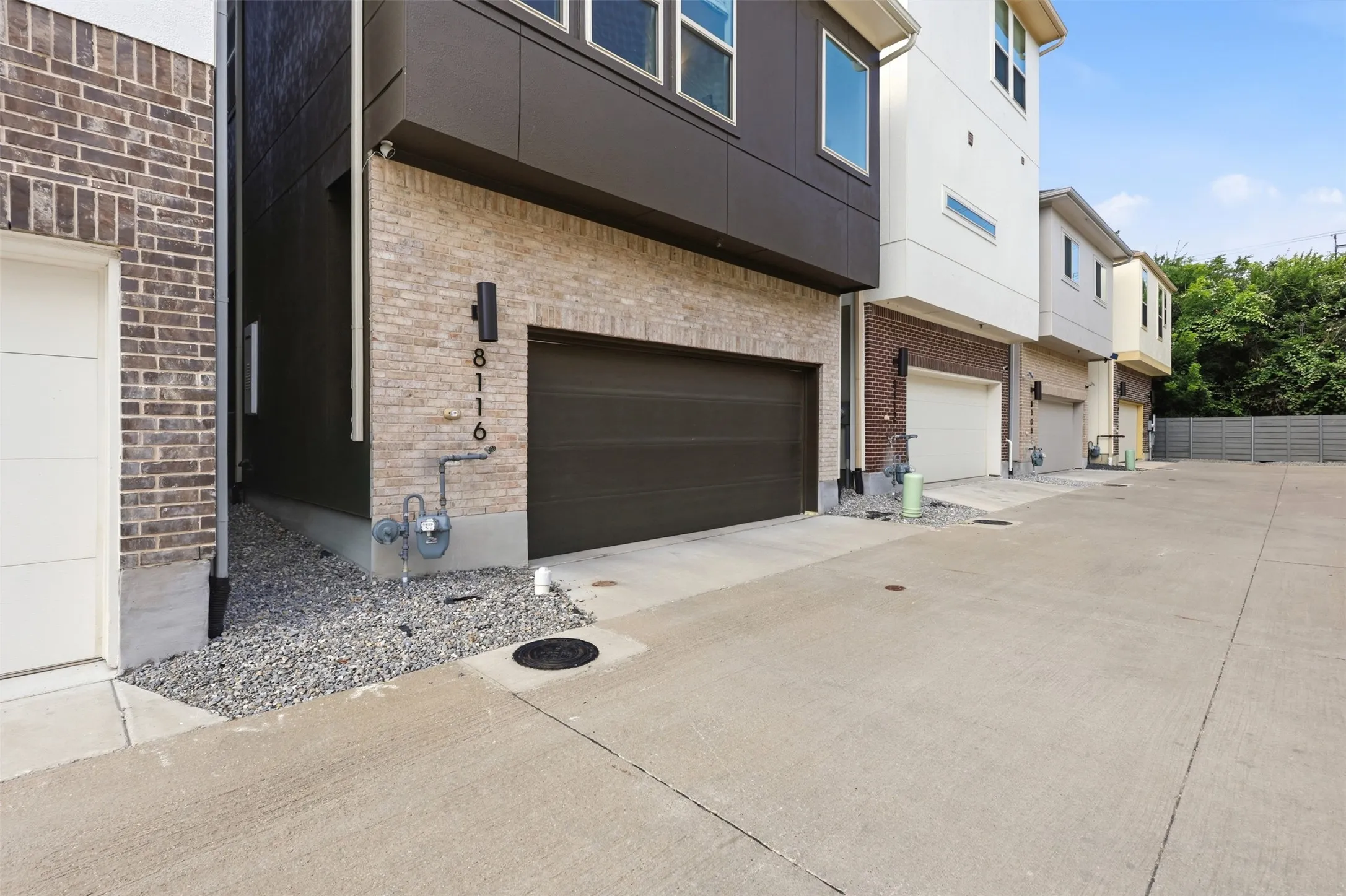 Single Family Residence For Sale in Dallas County , 8116 Radnor Road, Dallas, Texas 75231, 3 Bedroom, 3 Bathroom, 2 Garage spaces, 1,646 Sqft, built in 2022, mls#21281795, Real Estate Agent in Dallas, Homes For Sale in Dallas county, Homes For Sale in Dallas, Realtor in Dallas Texas, Real Estate Brokerage Independent Realty Texas, Luminita Cordes Realtor