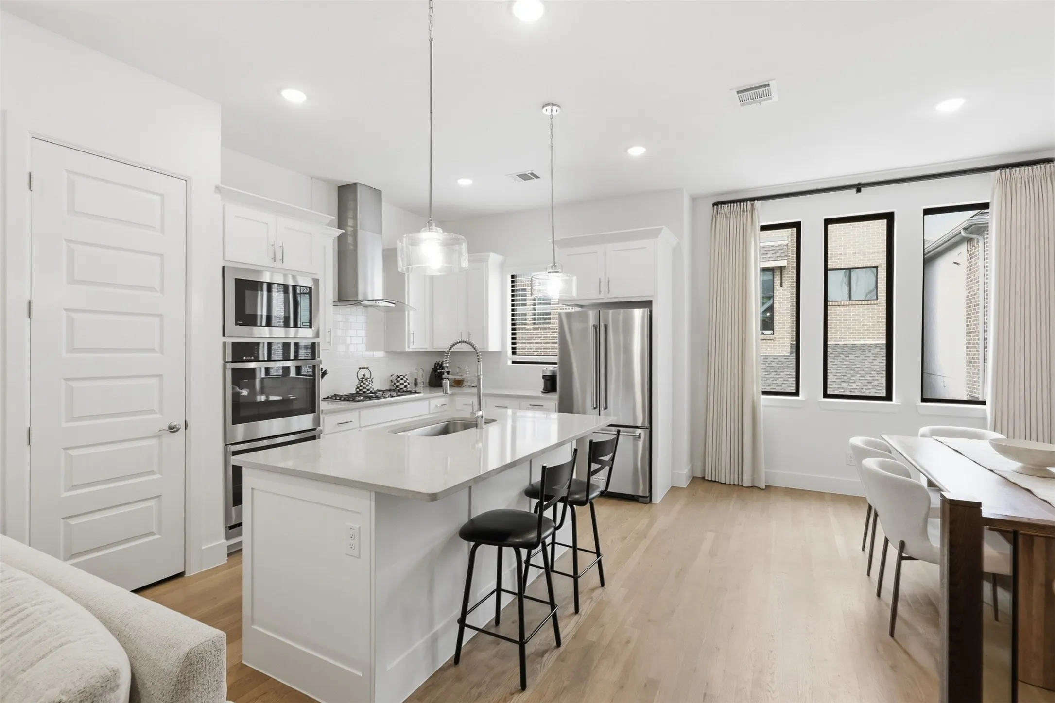 Single Family Residence For Sale in Dallas County , 8116 Radnor Road, Dallas, Texas 75231, 3 Bedroom, 3 Bathroom, 2 Garage spaces, 1,646 Sqft, built in 2022, mls#21281795, Real Estate Agent in Dallas, Homes For Sale in Dallas county, Homes For Sale in Dallas, Realtor in Dallas Texas, Real Estate Brokerage Independent Realty Texas, Luminita Cordes Realtor