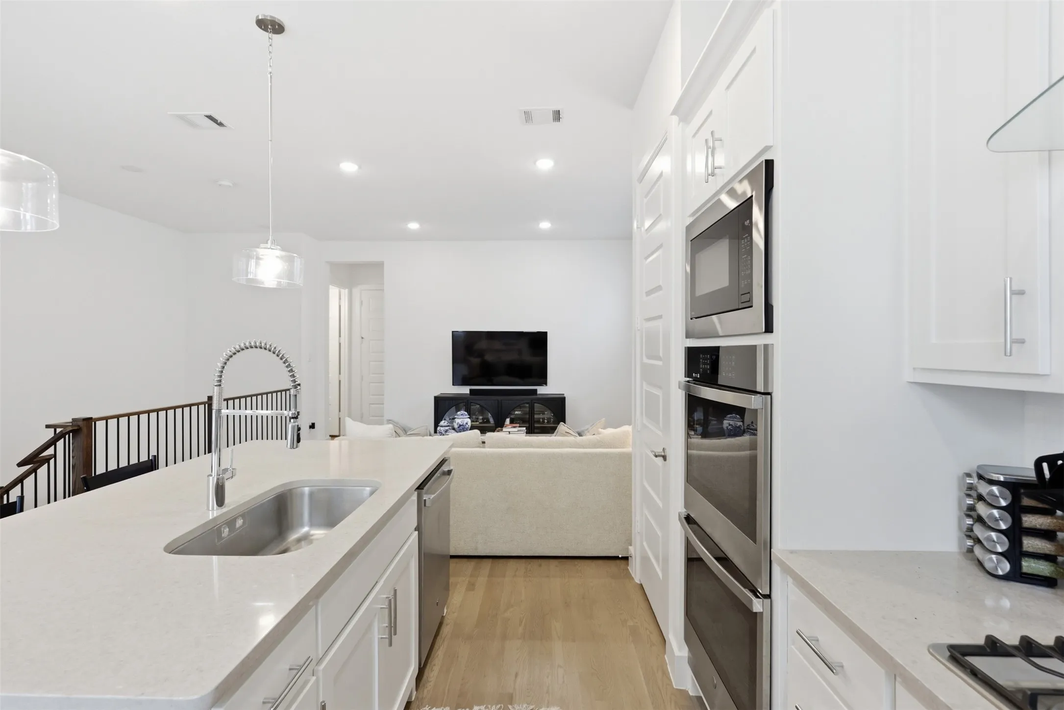 Single Family Residence For Sale in Dallas County , 8116 Radnor Road, Dallas, Texas 75231, 3 Bedroom, 3 Bathroom, 2 Garage spaces, 1,646 Sqft, built in 2022, mls#21281795, Real Estate Agent in Dallas, Homes For Sale in Dallas county, Homes For Sale in Dallas, Realtor in Dallas Texas, Real Estate Brokerage Independent Realty Texas, Luminita Cordes Realtor