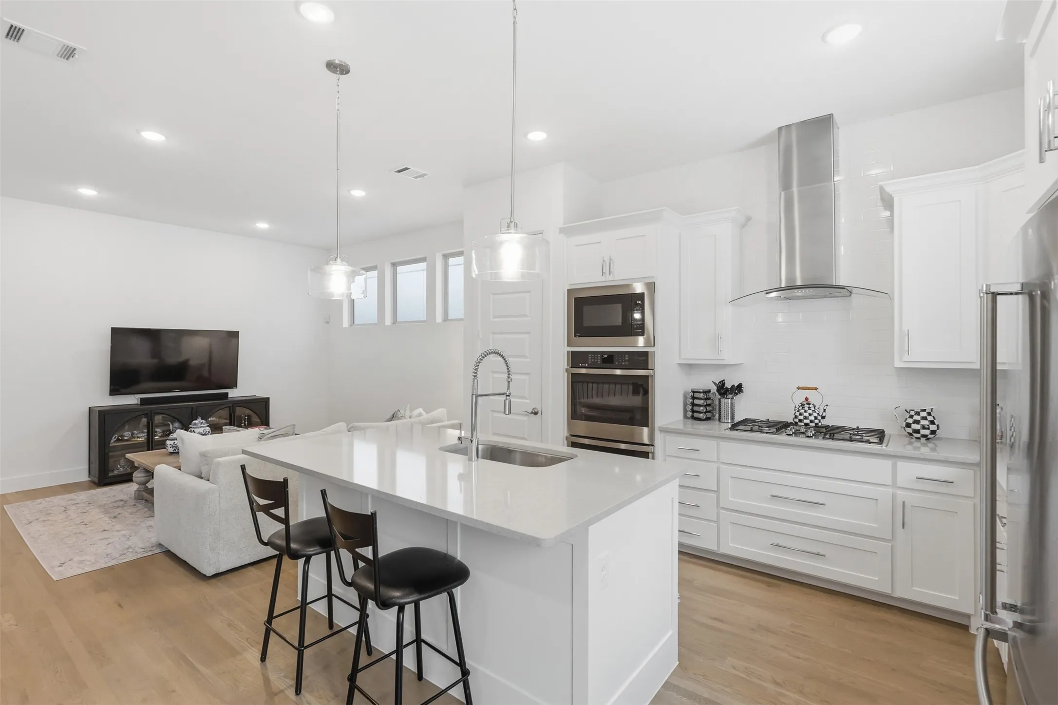 Single Family Residence For Sale in Dallas County , 8116 Radnor Road, Dallas, Texas 75231, 3 Bedroom, 3 Bathroom, 2 Garage spaces, 1,646 Sqft, built in 2022, mls#21281795, Real Estate Agent in Dallas, Homes For Sale in Dallas county, Homes For Sale in Dallas, Realtor in Dallas Texas, Real Estate Brokerage Independent Realty Texas, Luminita Cordes Realtor
