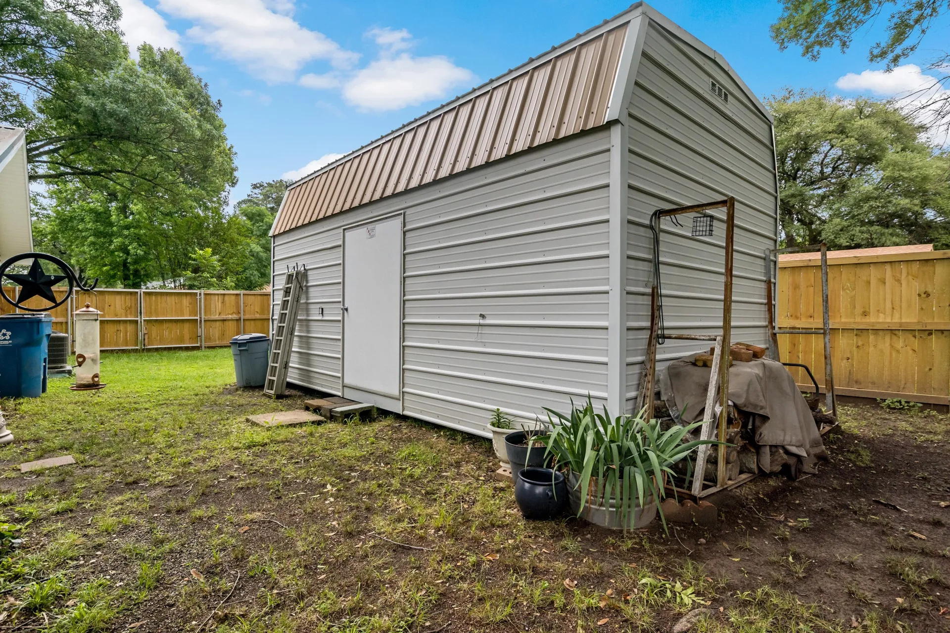 Single Family Residence For Sale in Titus County , 1002 S Lide Avenue, Mt Pleasant, Texas 75455, 3 Bedroom, 2 Bathroom, 2 Garage spaces, 1,840 Sqft, built in 1973, mls#21283647, Real Estate Agent in Mt Pleasant, Homes For Sale in Titus county, Homes For Sale in Mt Pleasant, Realtor in Mt Pleasant Texas, Real Estate Brokerage Independent Realty Texas, Luminita Cordes Realtor