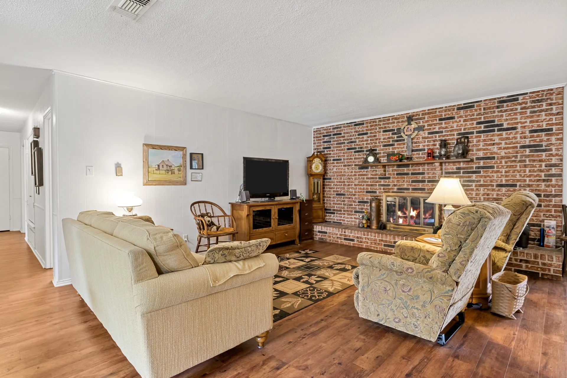 Single Family Residence For Sale in Titus County , 1002 S Lide Avenue, Mt Pleasant, Texas 75455, 3 Bedroom, 2 Bathroom, 2 Garage spaces, 1,840 Sqft, built in 1973, mls#21283647, Real Estate Agent in Mt Pleasant, Homes For Sale in Titus county, Homes For Sale in Mt Pleasant, Realtor in Mt Pleasant Texas, Real Estate Brokerage Independent Realty Texas, Luminita Cordes Realtor