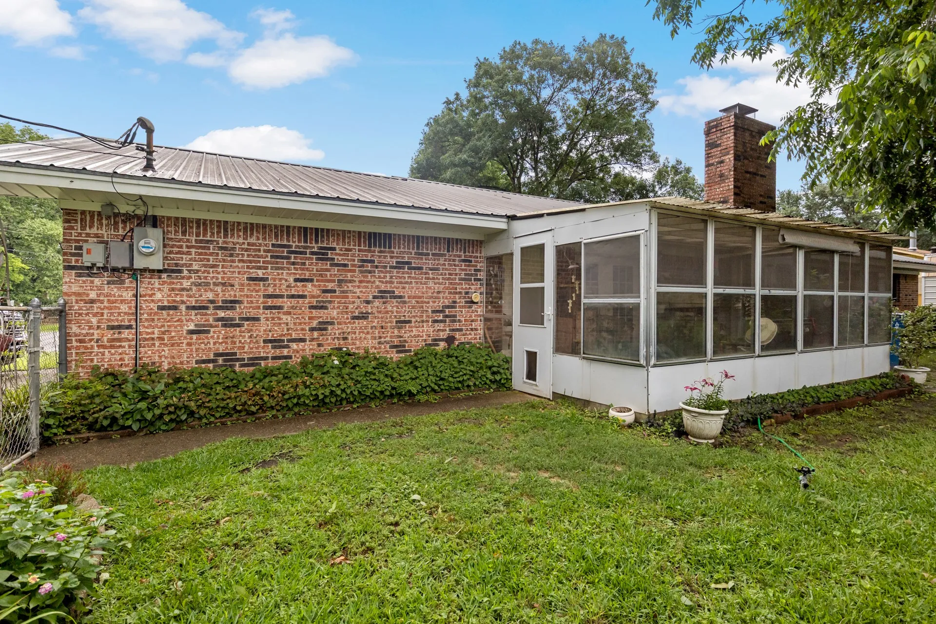 Single Family Residence For Sale in Titus County , 1002 S Lide Avenue, Mt Pleasant, Texas 75455, 3 Bedroom, 2 Bathroom, 2 Garage spaces, 1,840 Sqft, built in 1973, mls#21283647, Real Estate Agent in Mt Pleasant, Homes For Sale in Titus county, Homes For Sale in Mt Pleasant, Realtor in Mt Pleasant Texas, Real Estate Brokerage Independent Realty Texas, Luminita Cordes Realtor