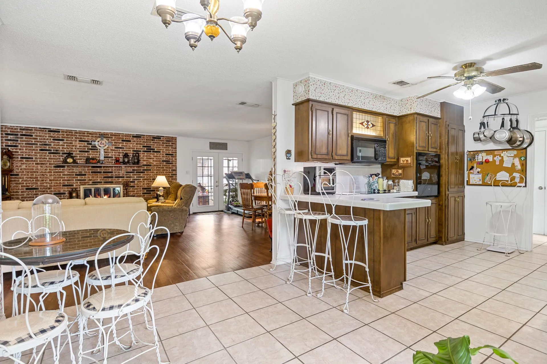 Single Family Residence For Sale in Titus County , 1002 S Lide Avenue, Mt Pleasant, Texas 75455, 3 Bedroom, 2 Bathroom, 2 Garage spaces, 1,840 Sqft, built in 1973, mls#21283647, Real Estate Agent in Mt Pleasant, Homes For Sale in Titus county, Homes For Sale in Mt Pleasant, Realtor in Mt Pleasant Texas, Real Estate Brokerage Independent Realty Texas, Luminita Cordes Realtor