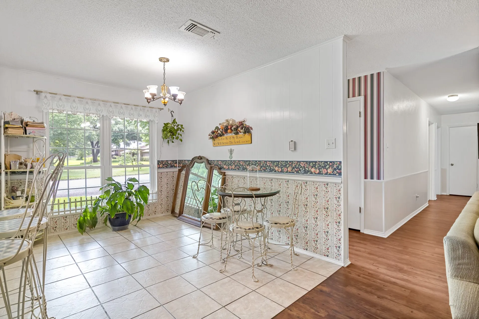 Single Family Residence For Sale in Titus County , 1002 S Lide Avenue, Mt Pleasant, Texas 75455, 3 Bedroom, 2 Bathroom, 2 Garage spaces, 1,840 Sqft, built in 1973, mls#21283647, Real Estate Agent in Mt Pleasant, Homes For Sale in Titus county, Homes For Sale in Mt Pleasant, Realtor in Mt Pleasant Texas, Real Estate Brokerage Independent Realty Texas, Luminita Cordes Realtor