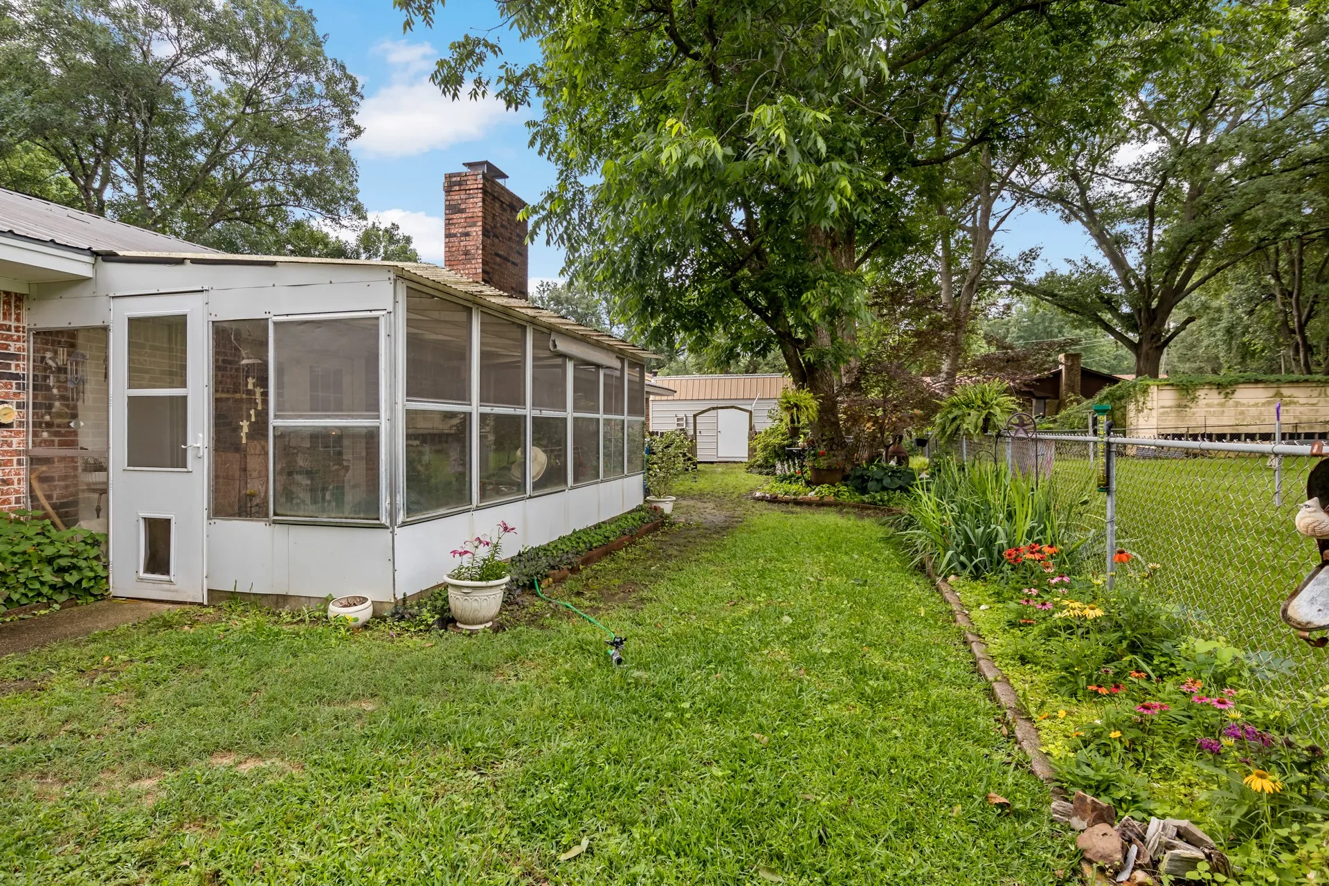Single Family Residence For Sale in Titus County , 1002 S Lide Avenue, Mt Pleasant, Texas 75455, 3 Bedroom, 2 Bathroom, 2 Garage spaces, 1,840 Sqft, built in 1973, mls#21283647, Real Estate Agent in Mt Pleasant, Homes For Sale in Titus county, Homes For Sale in Mt Pleasant, Realtor in Mt Pleasant Texas, Real Estate Brokerage Independent Realty Texas, Luminita Cordes Realtor