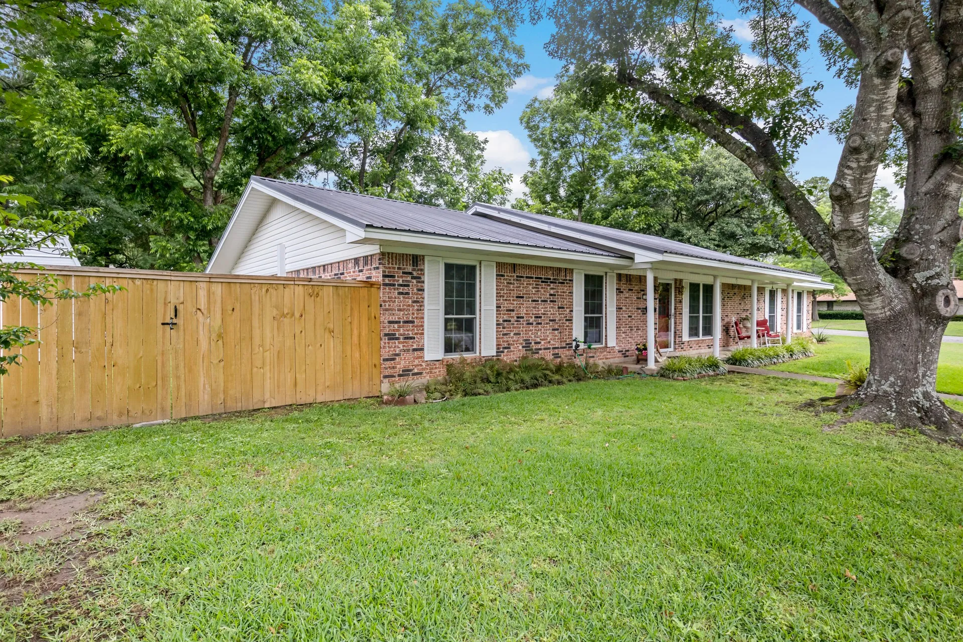Single Family Residence For Sale in Titus County , 1002 S Lide Avenue, Mt Pleasant, Texas 75455, 3 Bedroom, 2 Bathroom, 2 Garage spaces, 1,840 Sqft, built in 1973, mls#21283647, Real Estate Agent in Mt Pleasant, Homes For Sale in Titus county, Homes For Sale in Mt Pleasant, Realtor in Mt Pleasant Texas, Real Estate Brokerage Independent Realty Texas, Luminita Cordes Realtor