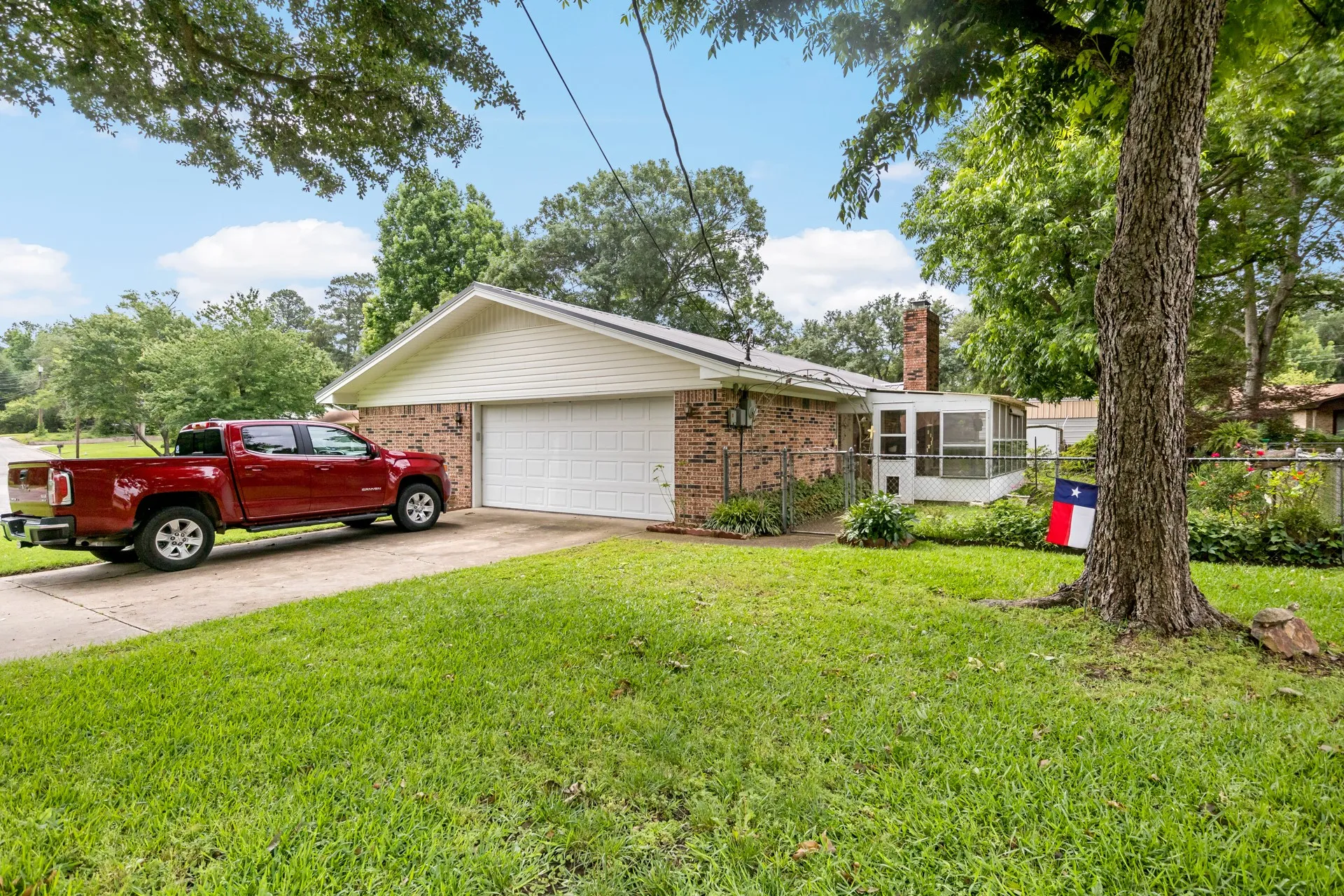 Single Family Residence For Sale in Titus County , 1002 S Lide Avenue, Mt Pleasant, Texas 75455, 3 Bedroom, 2 Bathroom, 2 Garage spaces, 1,840 Sqft, built in 1973, mls#21283647, Real Estate Agent in Mt Pleasant, Homes For Sale in Titus county, Homes For Sale in Mt Pleasant, Realtor in Mt Pleasant Texas, Real Estate Brokerage Independent Realty Texas, Luminita Cordes Realtor