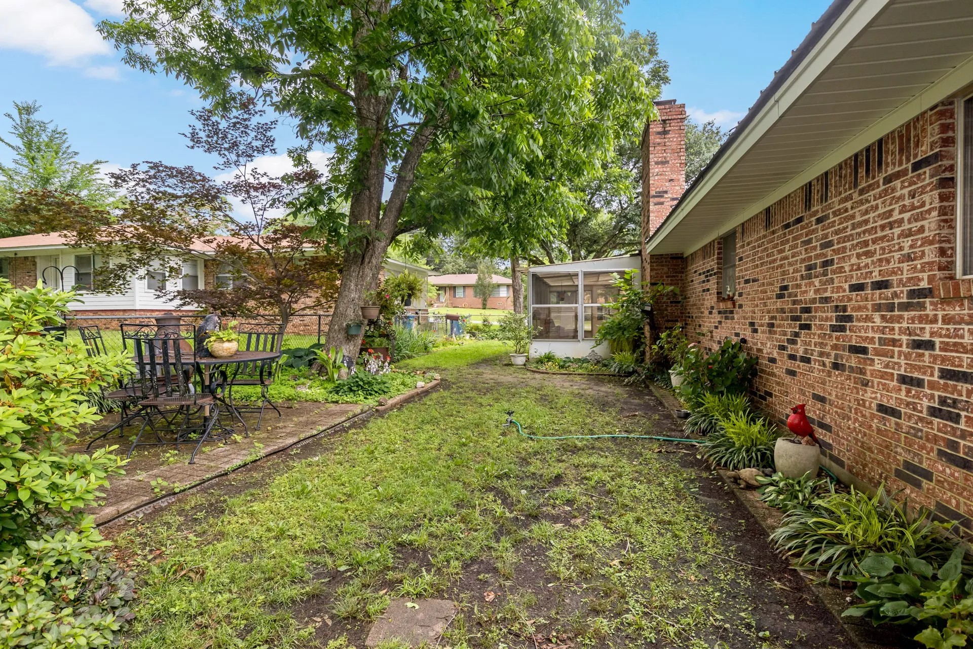 Single Family Residence For Sale in Titus County , 1002 S Lide Avenue, Mt Pleasant, Texas 75455, 3 Bedroom, 2 Bathroom, 2 Garage spaces, 1,840 Sqft, built in 1973, mls#21283647, Real Estate Agent in Mt Pleasant, Homes For Sale in Titus county, Homes For Sale in Mt Pleasant, Realtor in Mt Pleasant Texas, Real Estate Brokerage Independent Realty Texas, Luminita Cordes Realtor