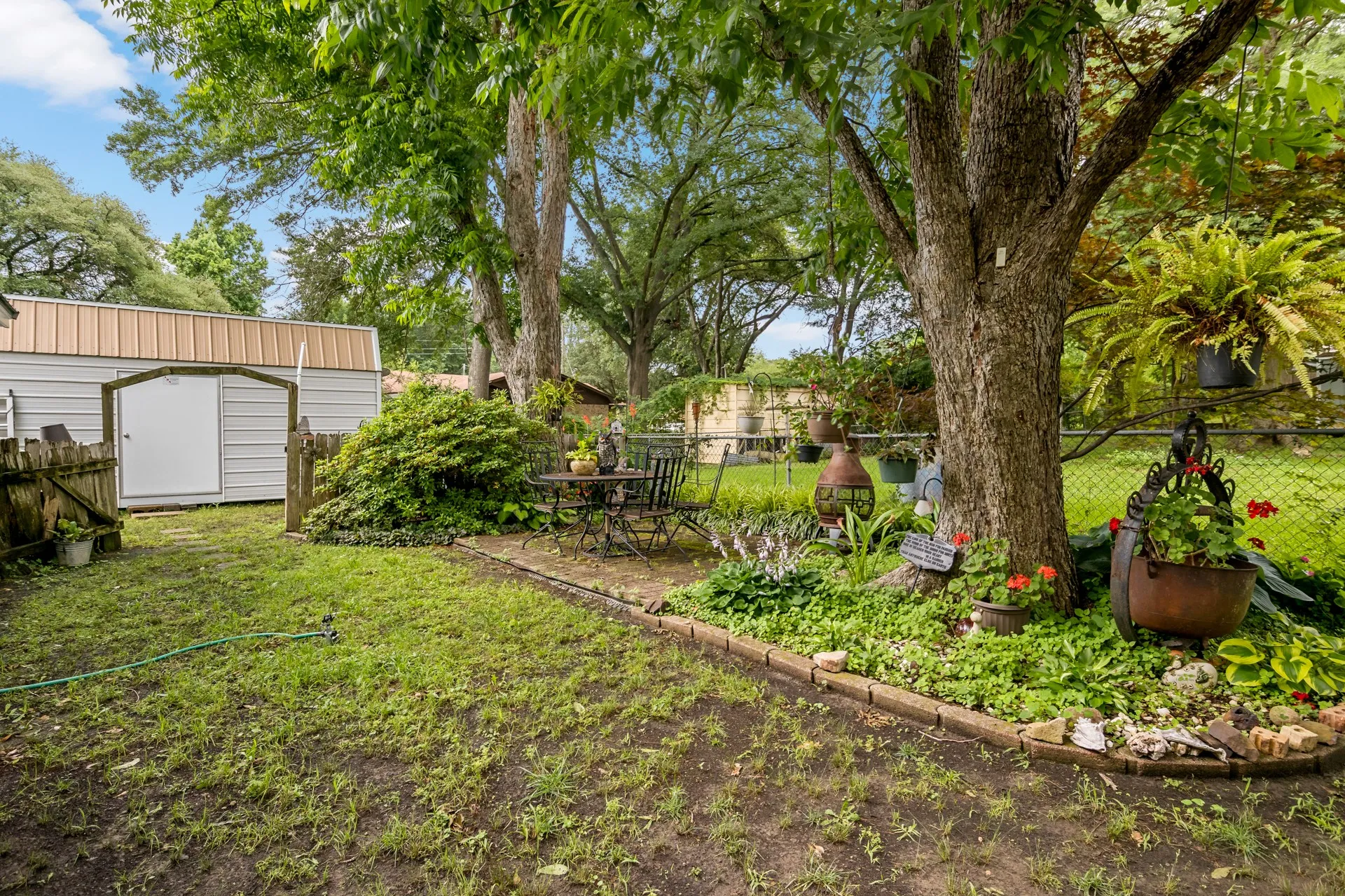Single Family Residence For Sale in Titus County , 1002 S Lide Avenue, Mt Pleasant, Texas 75455, 3 Bedroom, 2 Bathroom, 2 Garage spaces, 1,840 Sqft, built in 1973, mls#21283647, Real Estate Agent in Mt Pleasant, Homes For Sale in Titus county, Homes For Sale in Mt Pleasant, Realtor in Mt Pleasant Texas, Real Estate Brokerage Independent Realty Texas, Luminita Cordes Realtor