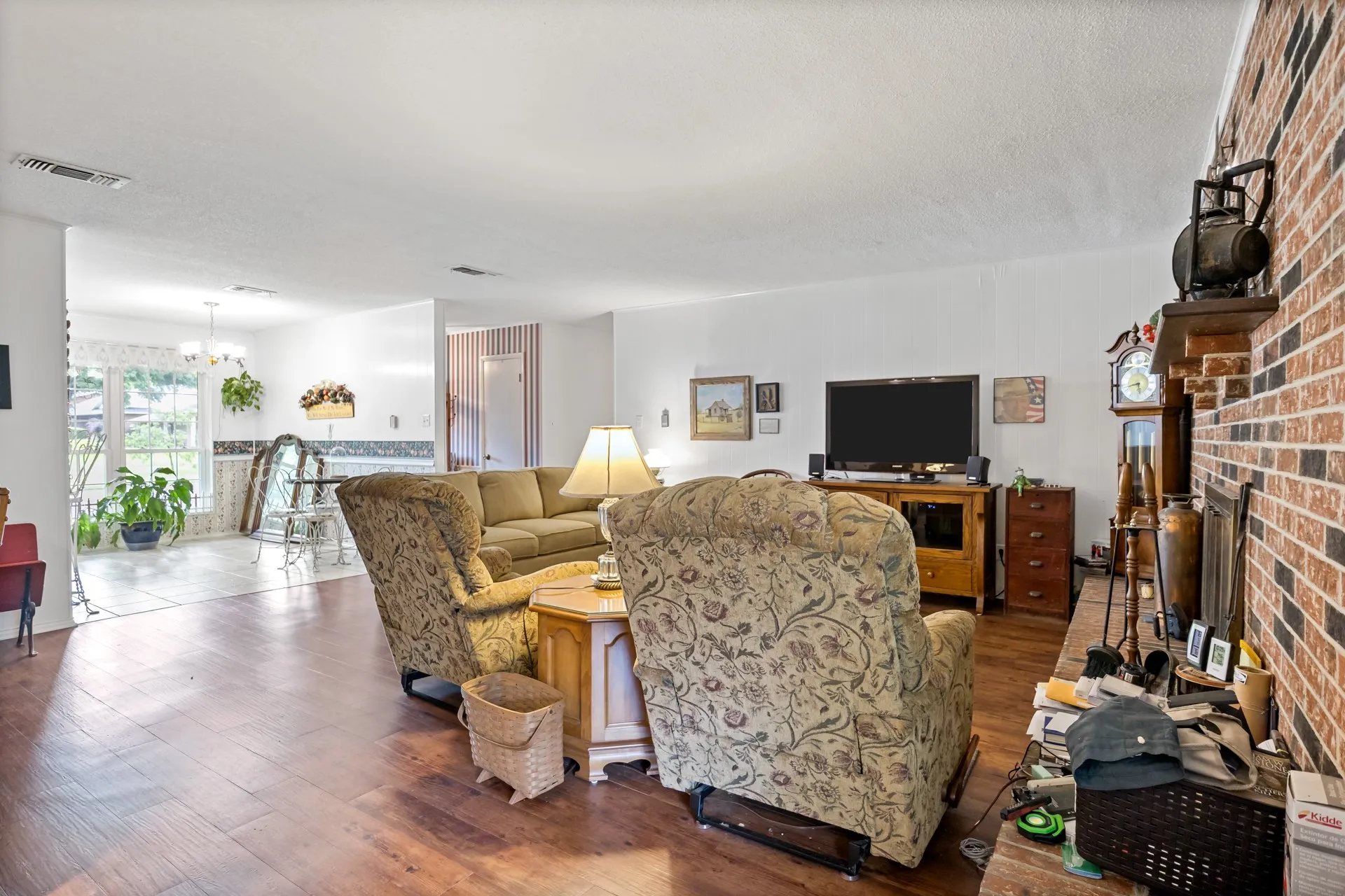 Single Family Residence For Sale in Titus County , 1002 S Lide Avenue, Mt Pleasant, Texas 75455, 3 Bedroom, 2 Bathroom, 2 Garage spaces, 1,840 Sqft, built in 1973, mls#21283647, Real Estate Agent in Mt Pleasant, Homes For Sale in Titus county, Homes For Sale in Mt Pleasant, Realtor in Mt Pleasant Texas, Real Estate Brokerage Independent Realty Texas, Luminita Cordes Realtor