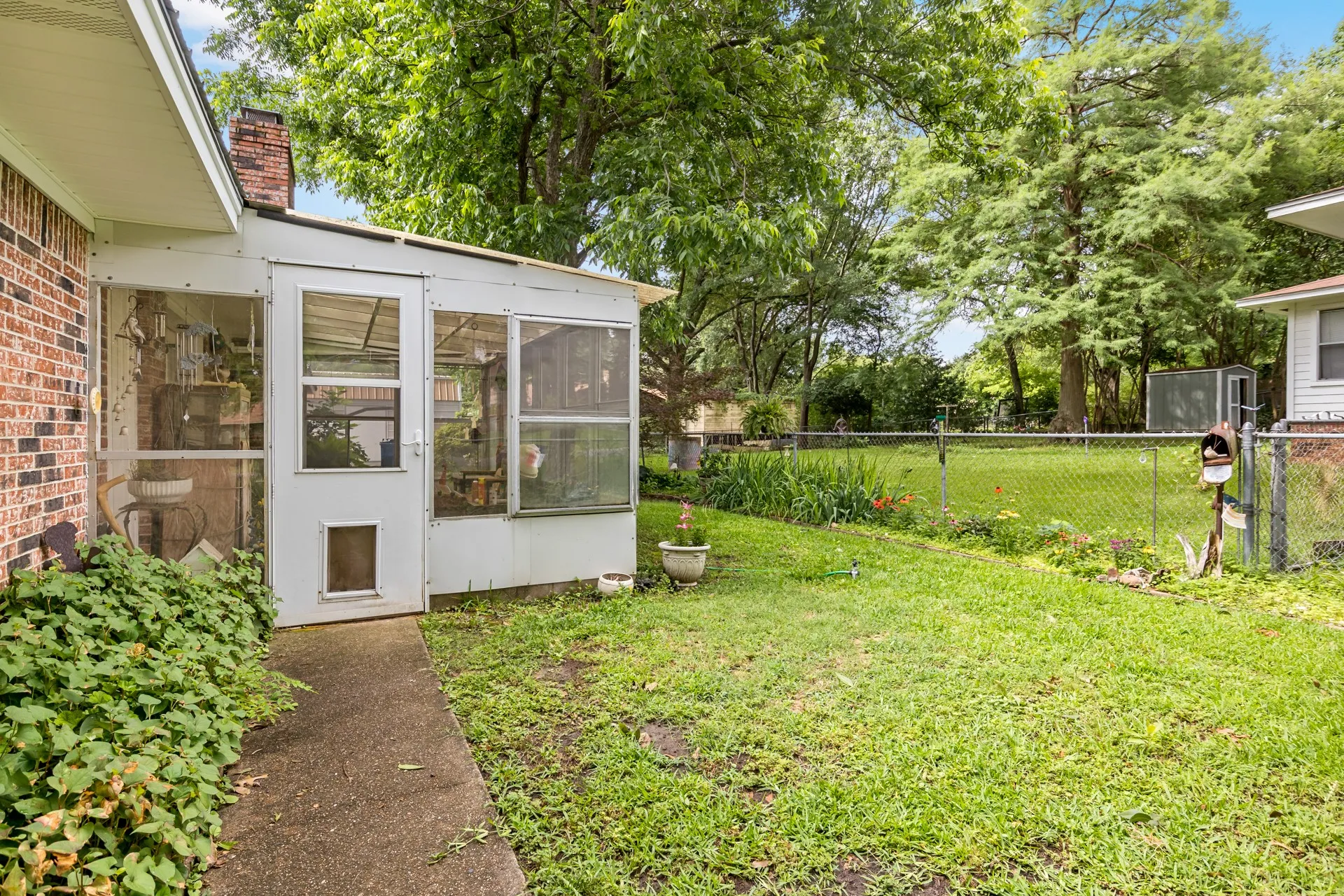 Single Family Residence For Sale in Titus County , 1002 S Lide Avenue, Mt Pleasant, Texas 75455, 3 Bedroom, 2 Bathroom, 2 Garage spaces, 1,840 Sqft, built in 1973, mls#21283647, Real Estate Agent in Mt Pleasant, Homes For Sale in Titus county, Homes For Sale in Mt Pleasant, Realtor in Mt Pleasant Texas, Real Estate Brokerage Independent Realty Texas, Luminita Cordes Realtor