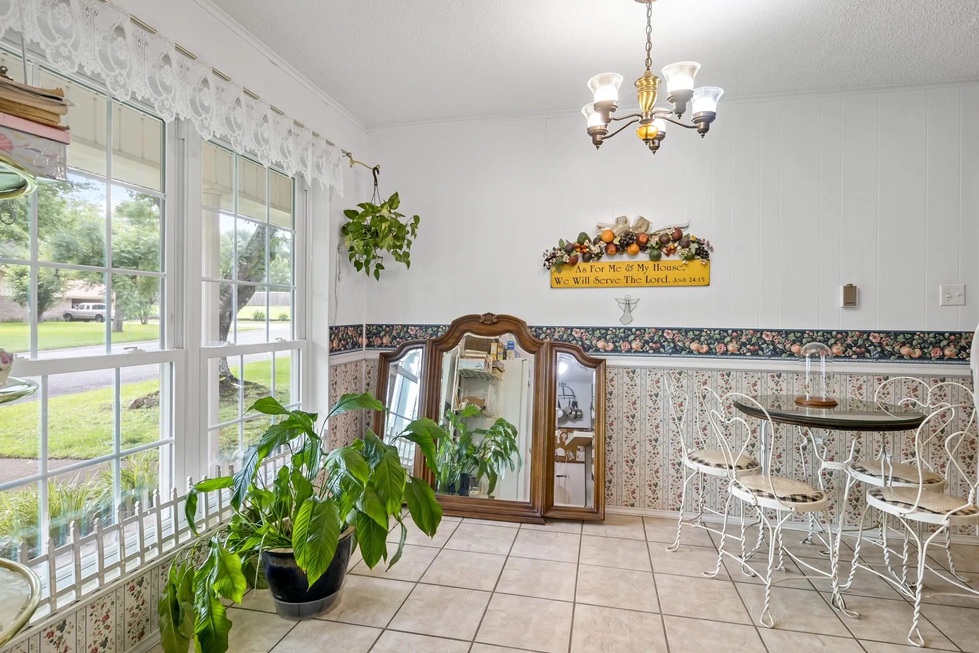 Single Family Residence For Sale in Titus County , 1002 S Lide Avenue, Mt Pleasant, Texas 75455, 3 Bedroom, 2 Bathroom, 2 Garage spaces, 1,840 Sqft, built in 1973, mls#21283647, Real Estate Agent in Mt Pleasant, Homes For Sale in Titus county, Homes For Sale in Mt Pleasant, Realtor in Mt Pleasant Texas, Real Estate Brokerage Independent Realty Texas, Luminita Cordes Realtor