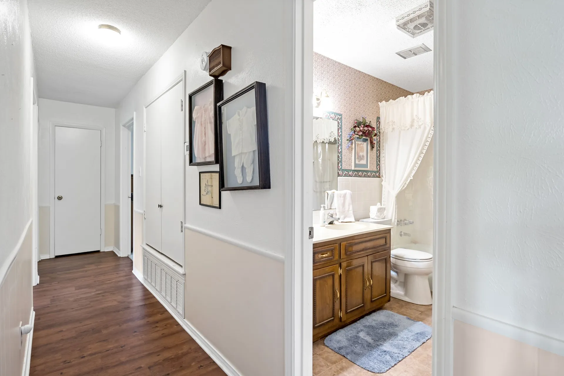Single Family Residence For Sale in Titus County , 1002 S Lide Avenue, Mt Pleasant, Texas 75455, 3 Bedroom, 2 Bathroom, 2 Garage spaces, 1,840 Sqft, built in 1973, mls#21283647, Real Estate Agent in Mt Pleasant, Homes For Sale in Titus county, Homes For Sale in Mt Pleasant, Realtor in Mt Pleasant Texas, Real Estate Brokerage Independent Realty Texas, Luminita Cordes Realtor