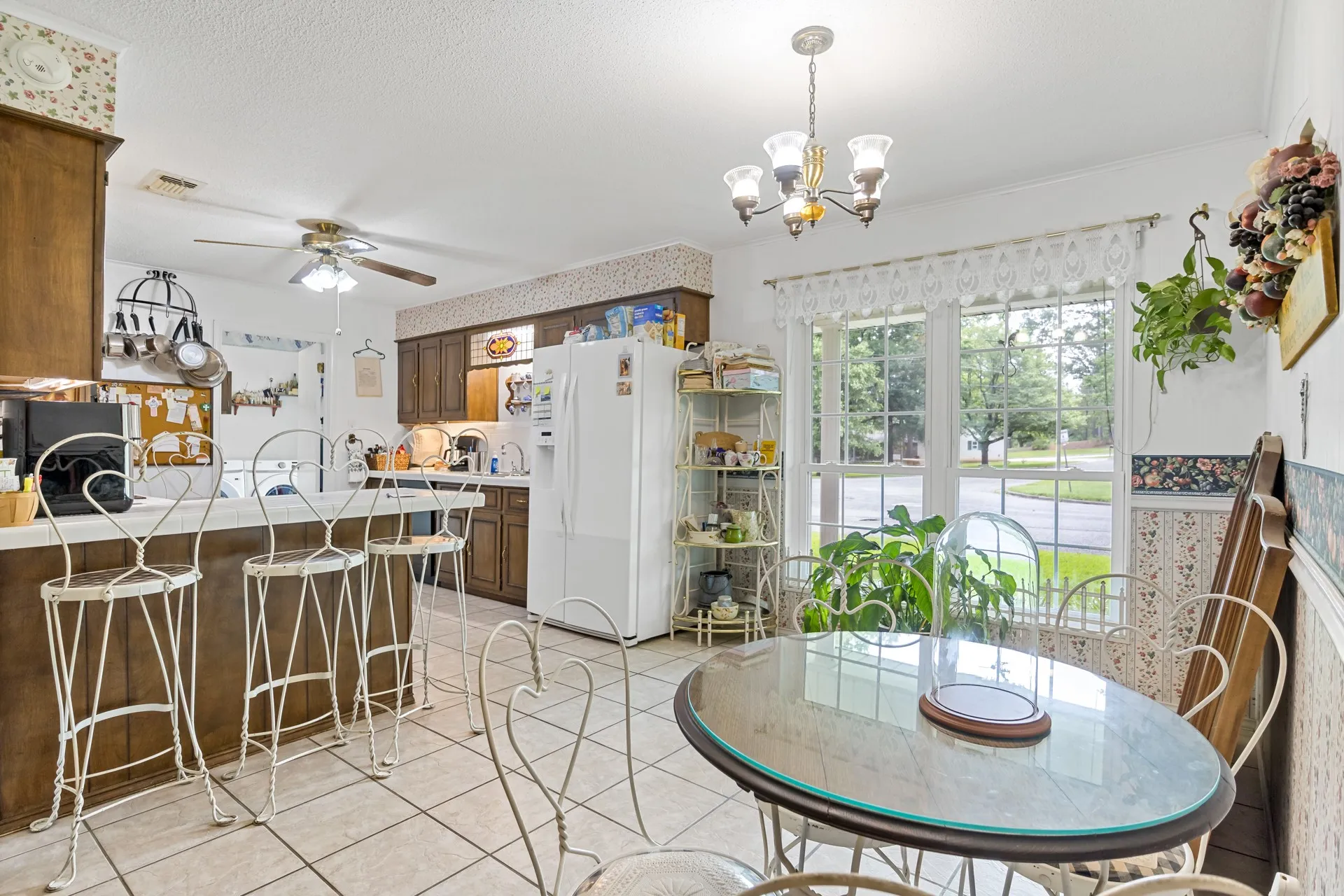 Single Family Residence For Sale in Titus County , 1002 S Lide Avenue, Mt Pleasant, Texas 75455, 3 Bedroom, 2 Bathroom, 2 Garage spaces, 1,840 Sqft, built in 1973, mls#21283647, Real Estate Agent in Mt Pleasant, Homes For Sale in Titus county, Homes For Sale in Mt Pleasant, Realtor in Mt Pleasant Texas, Real Estate Brokerage Independent Realty Texas, Luminita Cordes Realtor