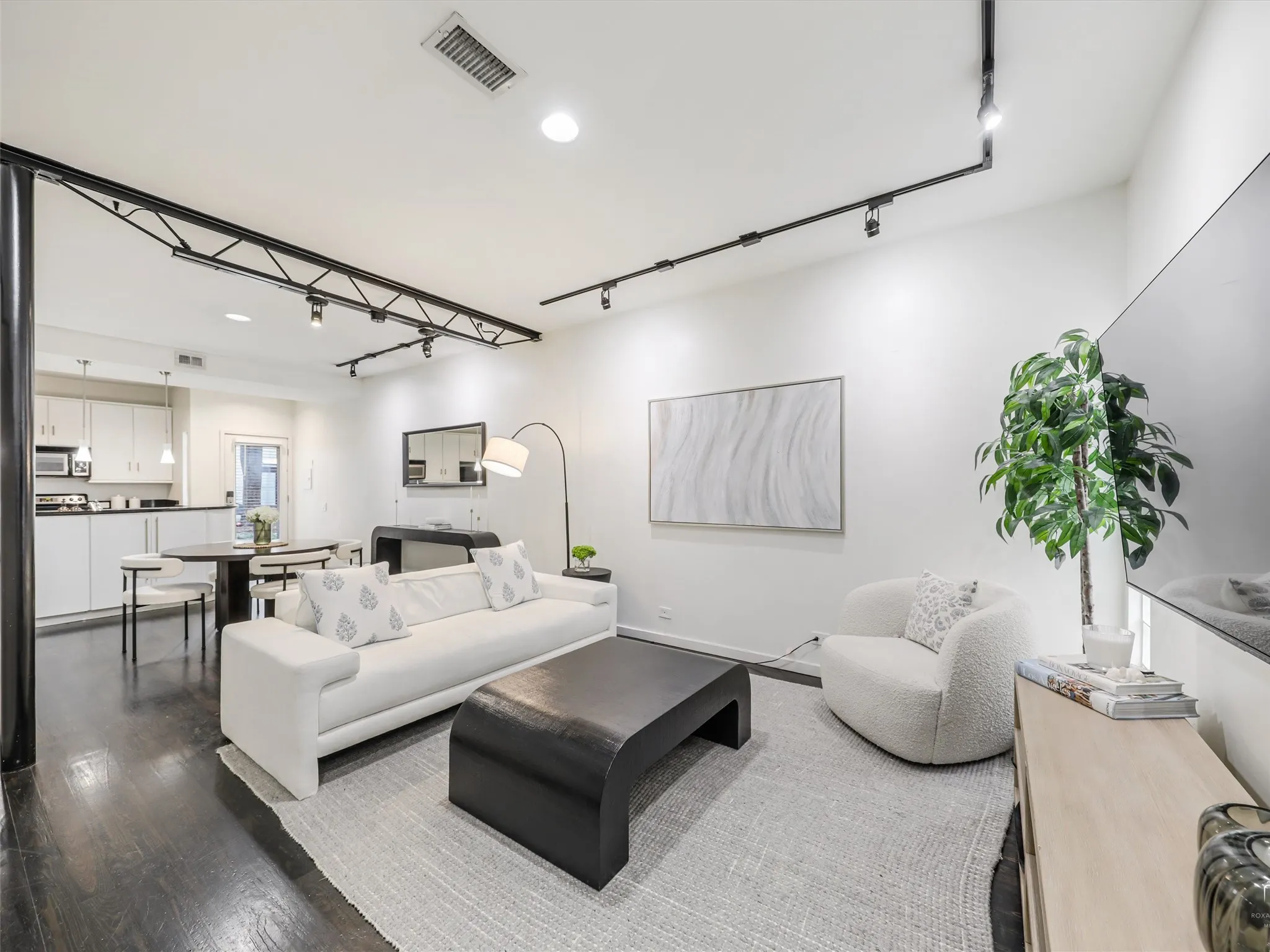 Condominium For Sale in Dallas County , 4242 Buena Vista Street 21, Dallas, Texas 75205, 1 Bedroom, 2 Bathroom, Garage spaces, 1,080 Sqft, built in 1994, mls#21251548, Real Estate Agent in Dallas, Homes For Sale in Dallas county, Homes For Sale in Dallas, Realtor in Dallas Texas, Real Estate Brokerage Independent Realty Texas, Luminita Cordes Realtor