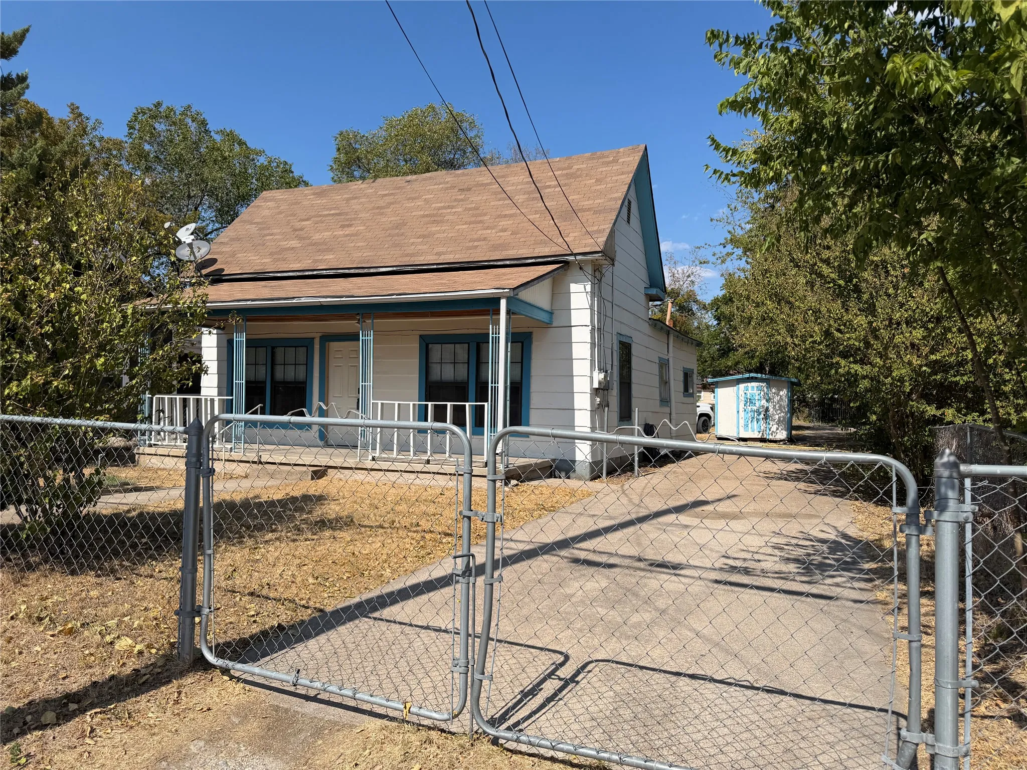 Single Family Residence For Sale in Erath County , 671 N. Race, Stephenville, Texas 76401, 3 Bedroom, 1 Bathroom, Garage spaces, 932 Sqft, built in 1932, mls#21283774, Real Estate Agent in Stephenville, Homes For Sale in Erath county, Homes For Sale in Stephenville, Realtor in Stephenville Texas, Real Estate Brokerage Independent Realty Texas, Luminita Cordes Realtor
