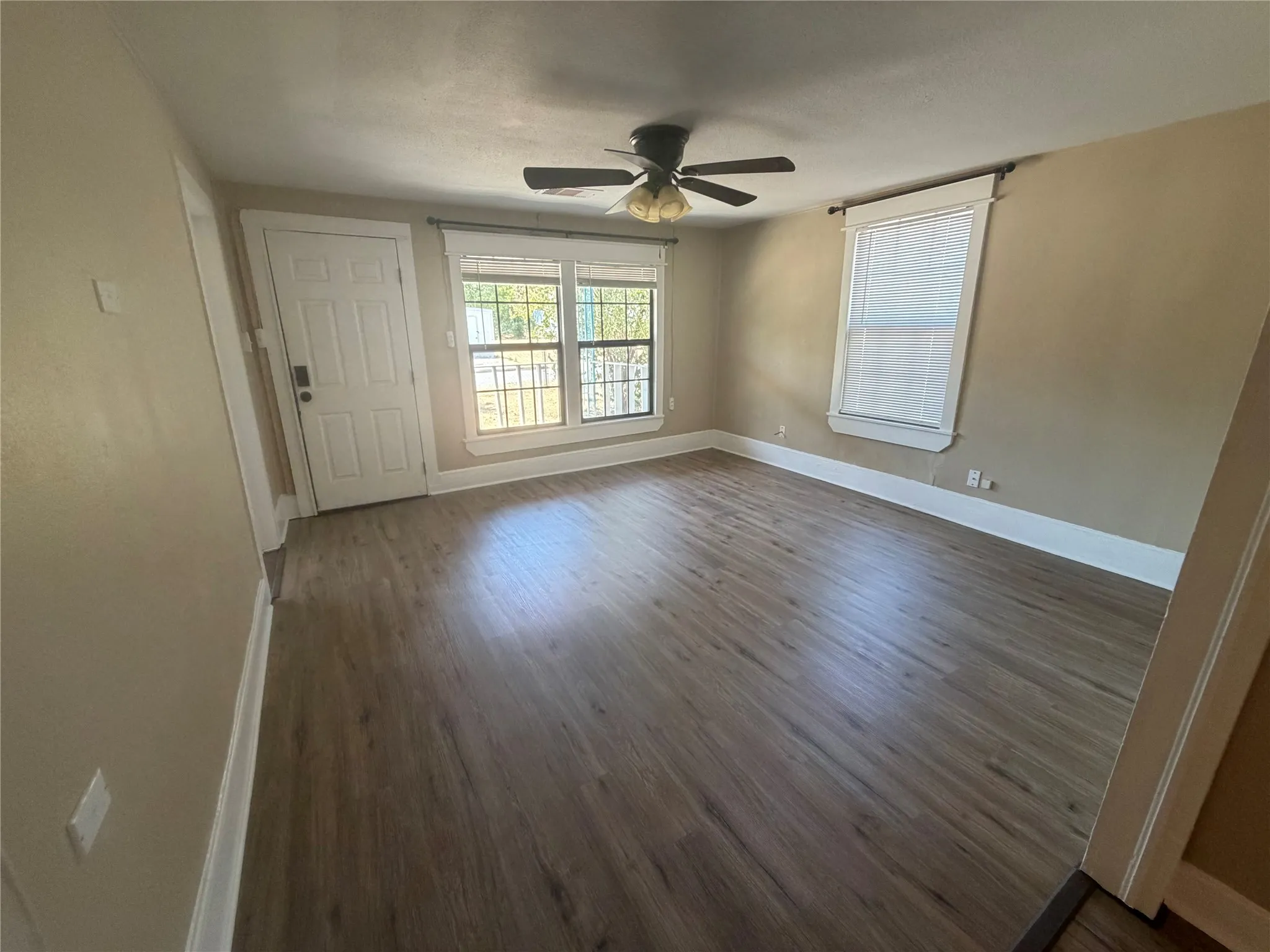 Single Family Residence For Sale in Erath County , 671 N. Race, Stephenville, Texas 76401, 3 Bedroom, 1 Bathroom, Garage spaces, 932 Sqft, built in 1932, mls#21283774, Real Estate Agent in Stephenville, Homes For Sale in Erath county, Homes For Sale in Stephenville, Realtor in Stephenville Texas, Real Estate Brokerage Independent Realty Texas, Luminita Cordes Realtor