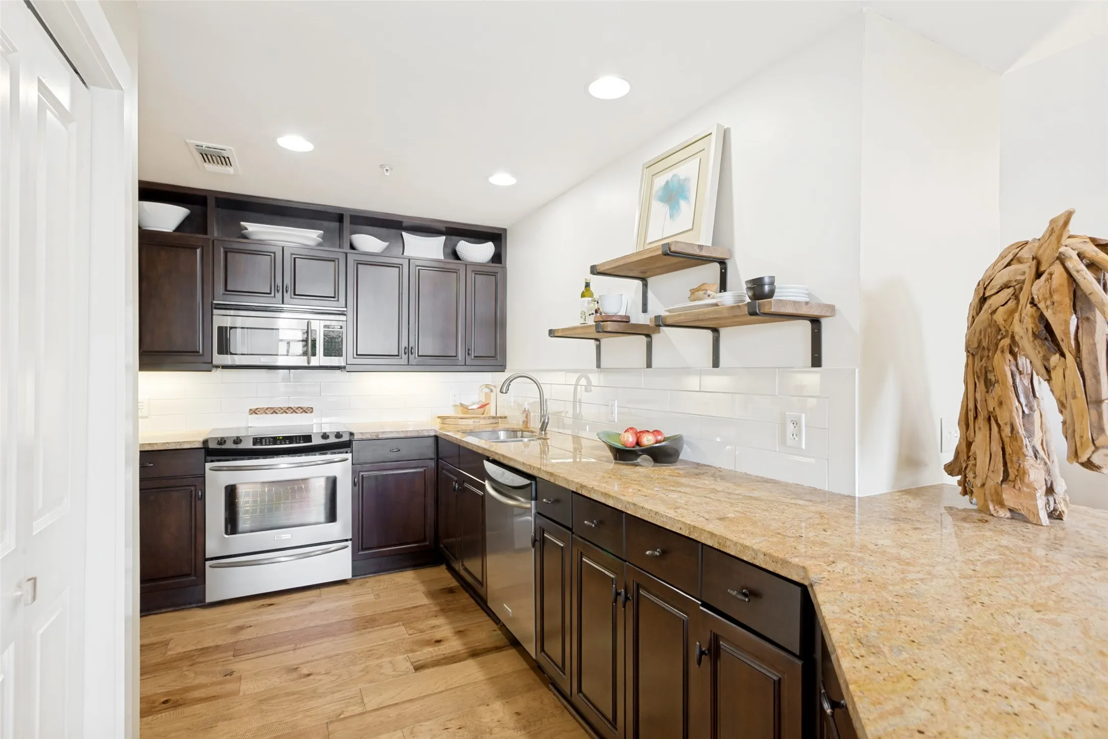 Condominium For Sale in Tarrant County , 411 W 7th Street 305, Fort Worth, Texas 76102, 1 Bedroom, 2 Bathroom, Garage spaces, 1,149 Sqft, built in 1921, mls#21277880, Real Estate Agent in Fort Worth, Homes For Sale in Tarrant county, Homes For Sale in Fort Worth, Realtor in Fort Worth Texas, Real Estate Brokerage Independent Realty Texas, Luminita Cordes Realtor