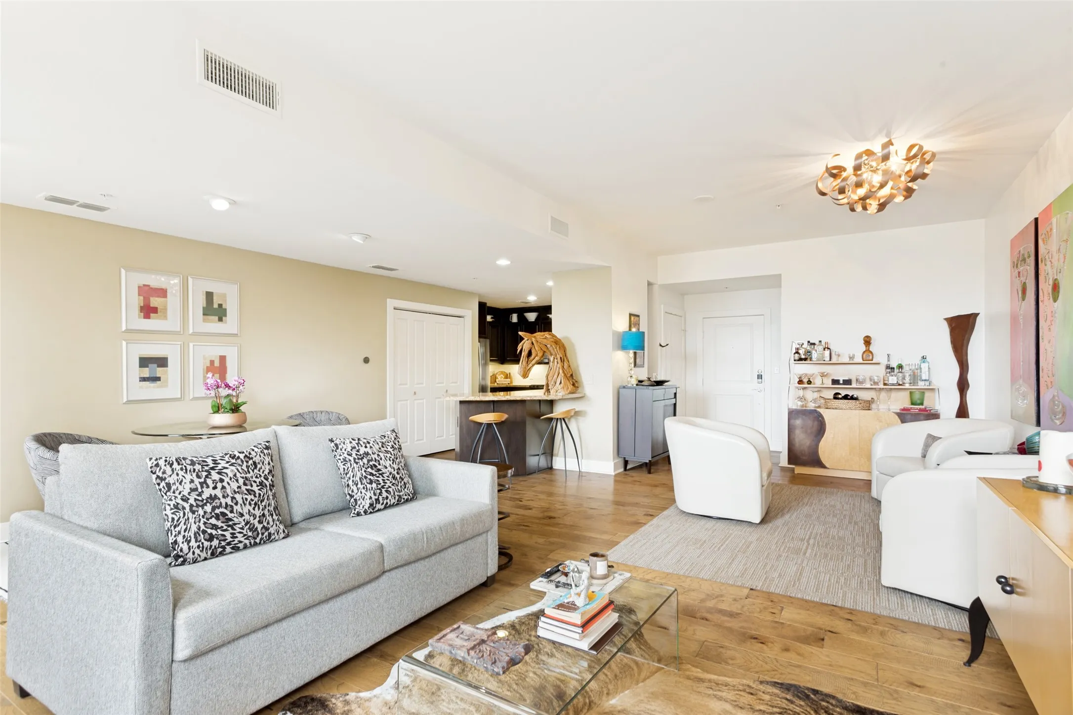 Condominium For Sale in Tarrant County , 411 W 7th Street 305, Fort Worth, Texas 76102, 1 Bedroom, 2 Bathroom, Garage spaces, 1,149 Sqft, built in 1921, mls#21277880, Real Estate Agent in Fort Worth, Homes For Sale in Tarrant county, Homes For Sale in Fort Worth, Realtor in Fort Worth Texas, Real Estate Brokerage Independent Realty Texas, Luminita Cordes Realtor
