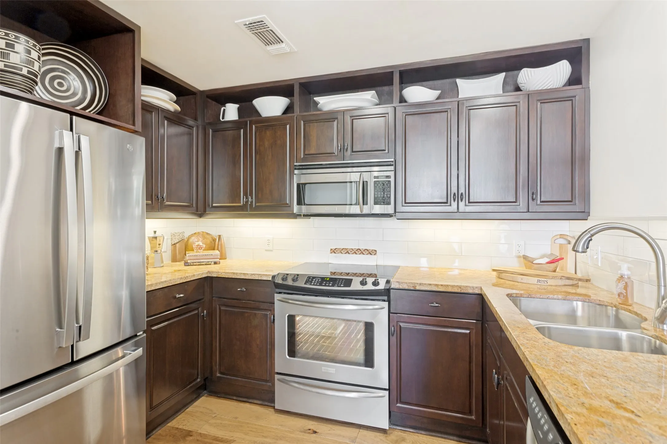 Condominium For Sale in Tarrant County , 411 W 7th Street 305, Fort Worth, Texas 76102, 1 Bedroom, 2 Bathroom, Garage spaces, 1,149 Sqft, built in 1921, mls#21277880, Real Estate Agent in Fort Worth, Homes For Sale in Tarrant county, Homes For Sale in Fort Worth, Realtor in Fort Worth Texas, Real Estate Brokerage Independent Realty Texas, Luminita Cordes Realtor