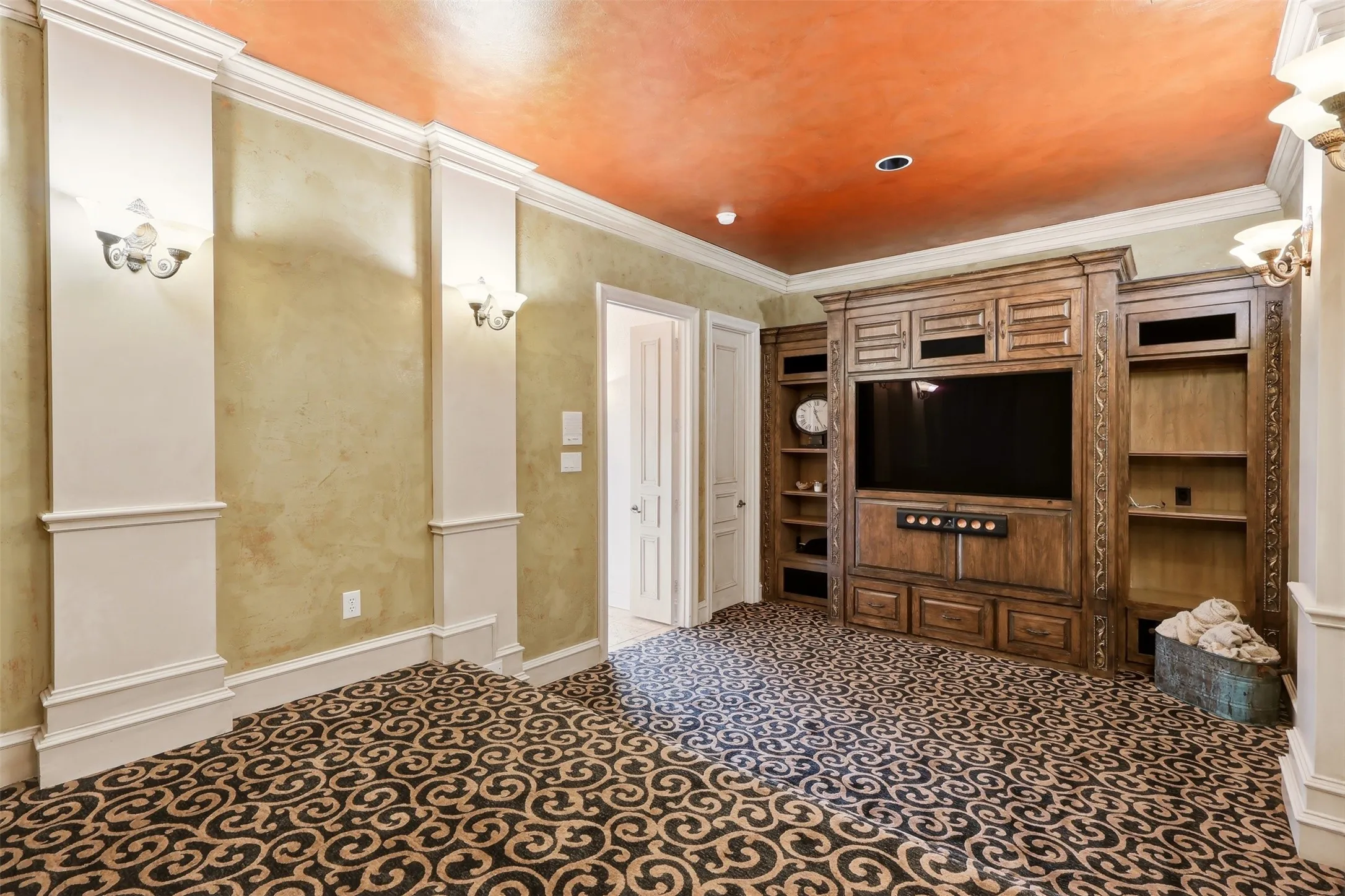 New Carpet , 3 levels and Custom Venetian Artist Painted Walls for a true Tuscan Italian feel.