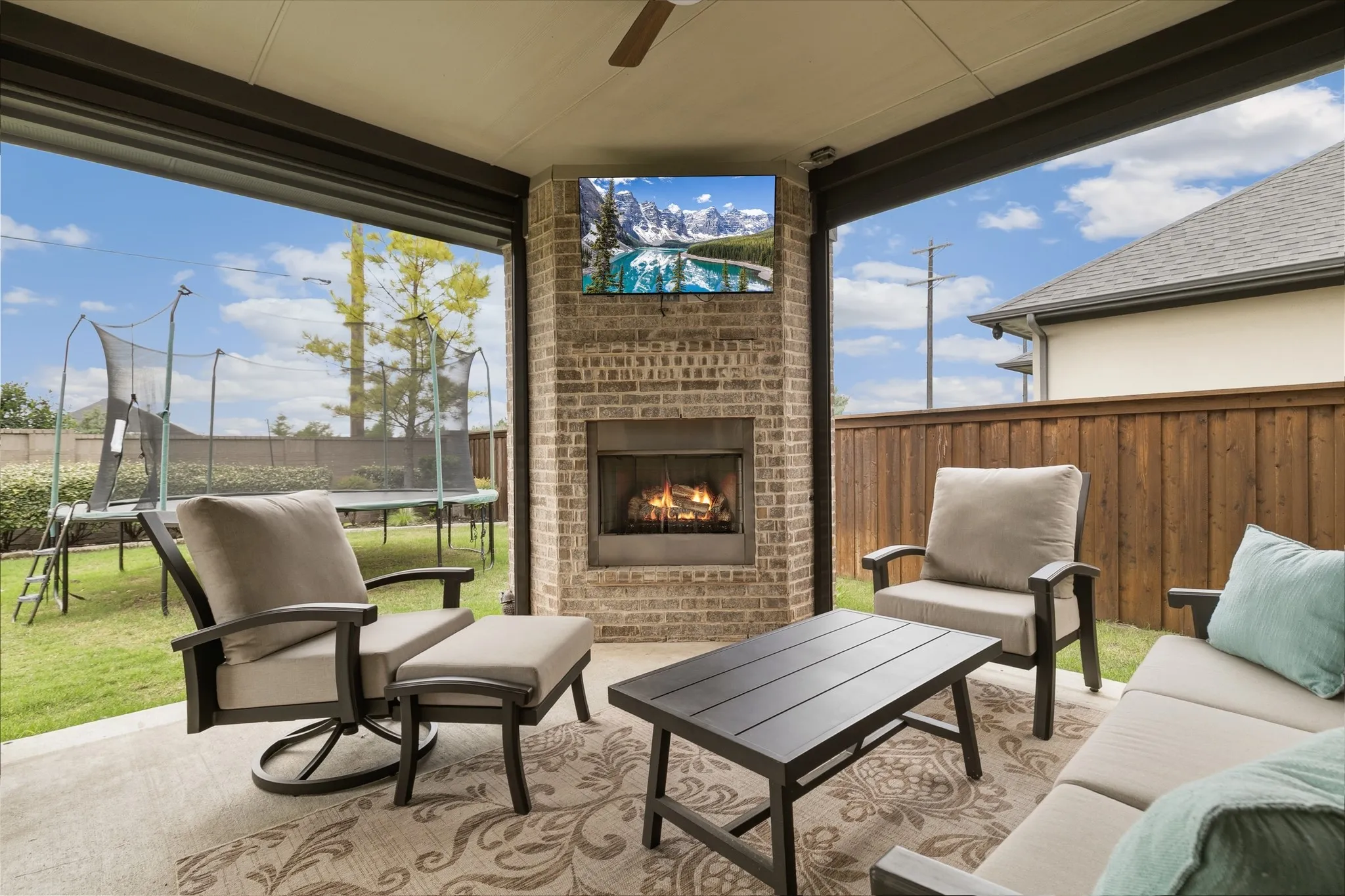 Outdoor living area with electric Screens