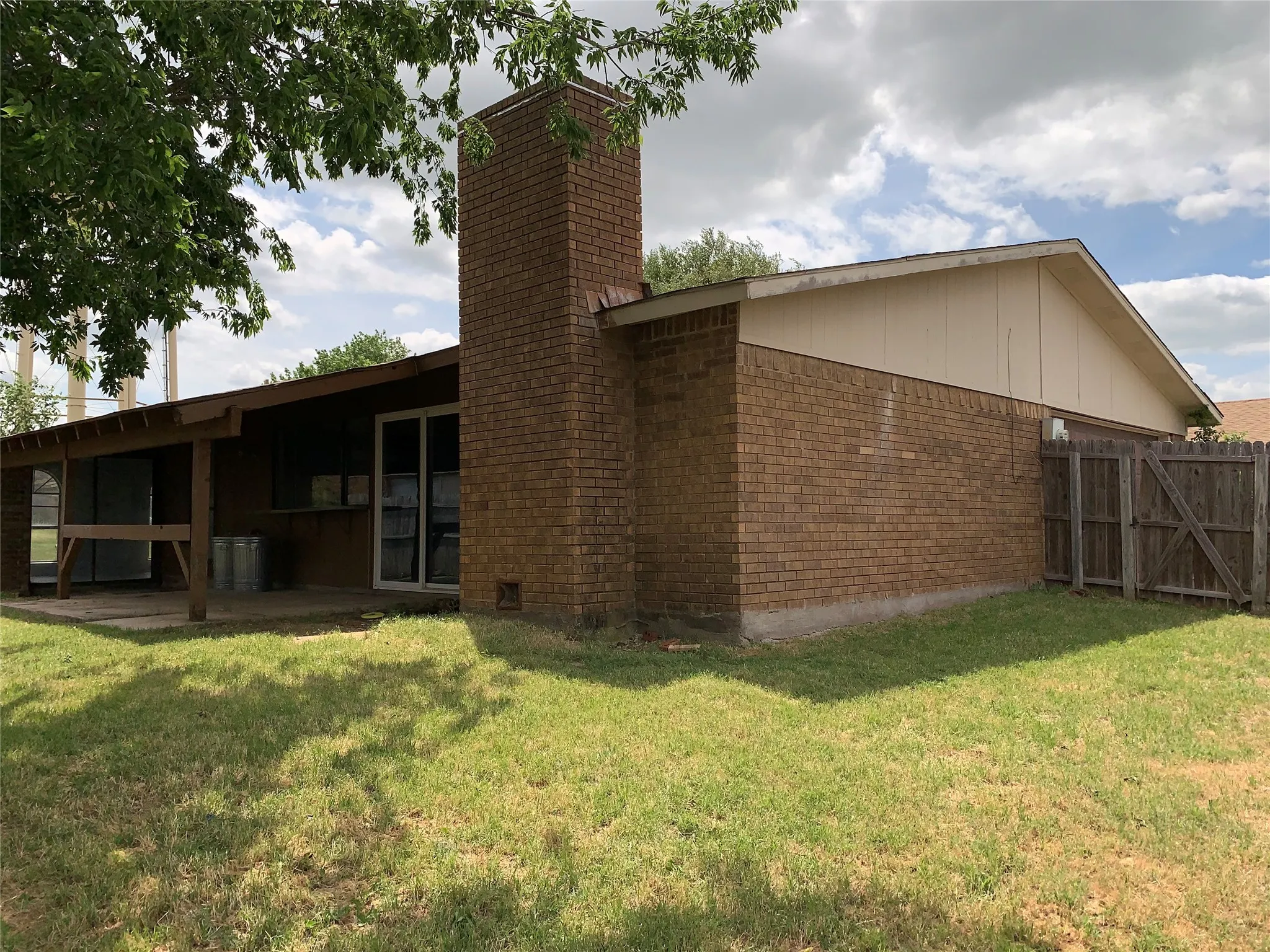 Single Family Residence For Rent in Denton County , 5260 Pruitt Drive, The Colony, Texas 75056, 3 Bedrooms, 2 Bathrooms, 2 Garage spaces, 1,946 Sqft, built in 1983, Price $2,300, mls#21283847, Real Estate Agent in The Colony, Homes For Rent in Denton county, Homes For Rent in The Colony, Realtor in The Colony Texas, Real Estate Brokerage Independent Realty Texas, Luminita Cordes Realtor
