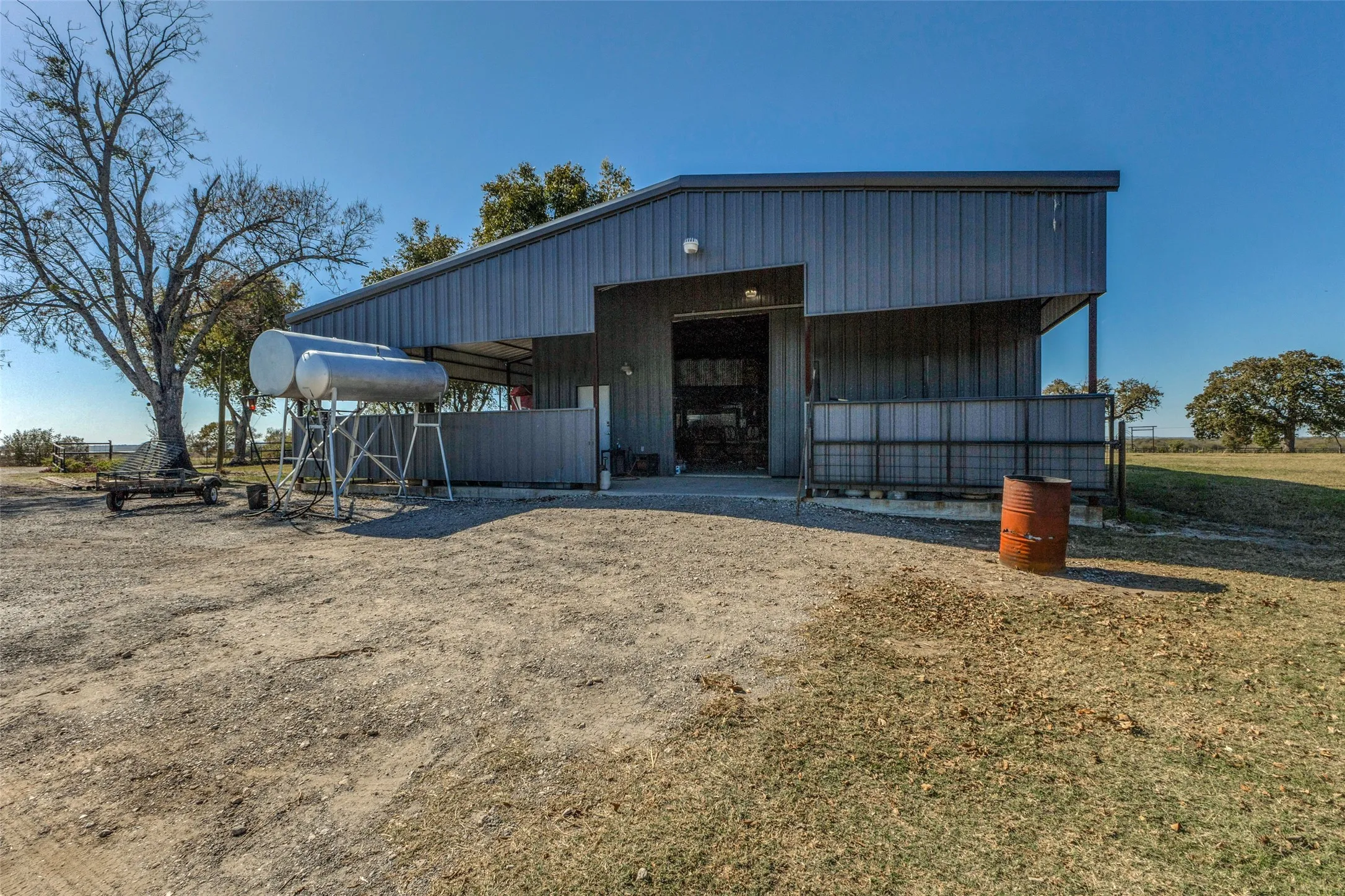 Single Family Residence For Sale in Kaufman County , 15675 County Road 4024, Kemp, Texas 75143, 3 Bedrooms, 2 Bathrooms, 2 Garage spaces, 2,690 Sqft, built in 1991, Price $3,500,000, mls#21283816, Real Estate Agent in Kemp, Homes For Sale in Kaufman county, Homes For Sale in Kemp, Realtor in Kemp Texas, Real Estate Brokerage Independent Realty Texas, Luminita Cordes Realtor