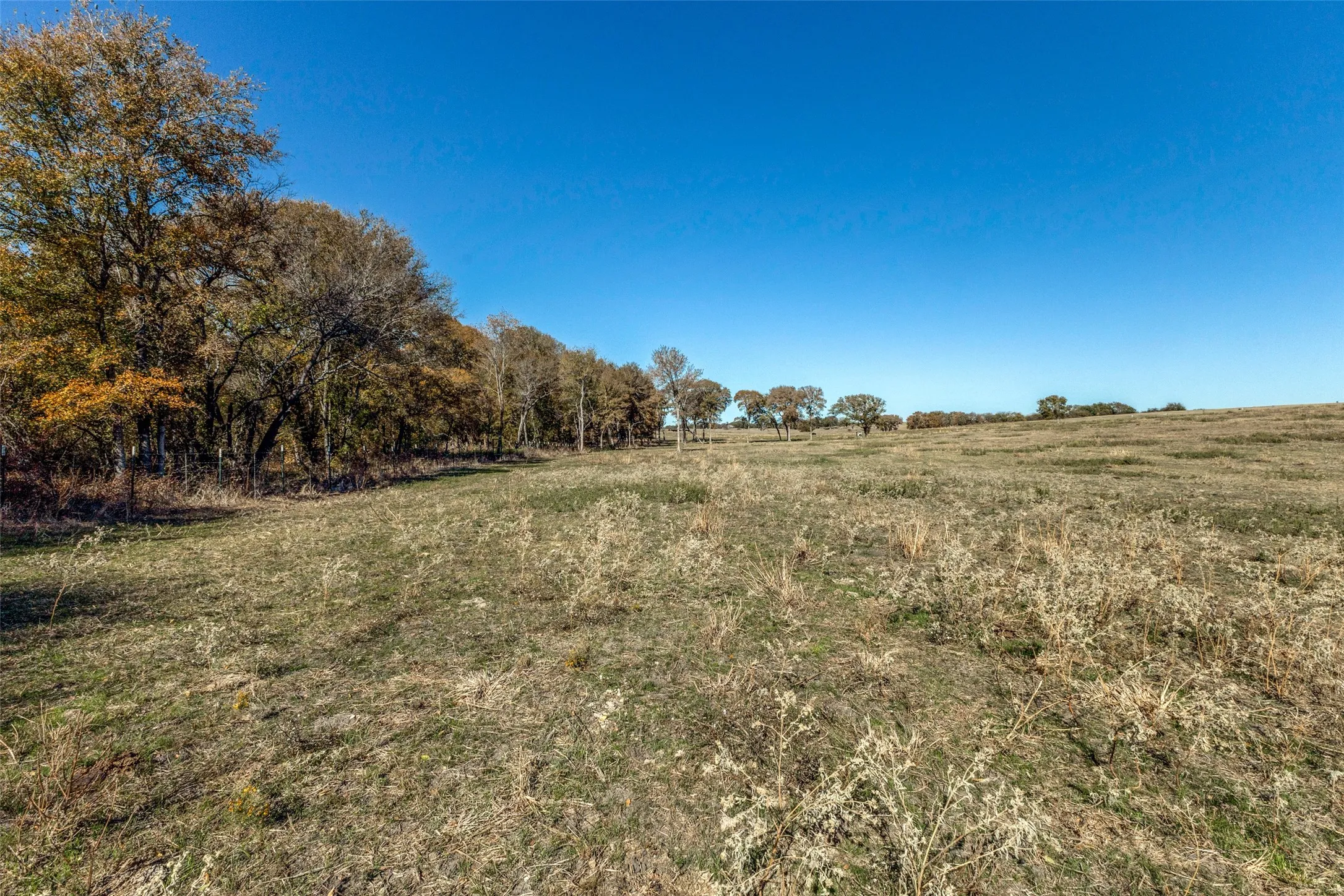 Single Family Residence For Sale in Kaufman County , 15675 County Road 4024, Kemp, Texas 75143, 3 Bedrooms, 2 Bathrooms, 2 Garage spaces, 2,690 Sqft, built in 1991, Price $3,500,000, mls#21283816, Real Estate Agent in Kemp, Homes For Sale in Kaufman county, Homes For Sale in Kemp, Realtor in Kemp Texas, Real Estate Brokerage Independent Realty Texas, Luminita Cordes Realtor