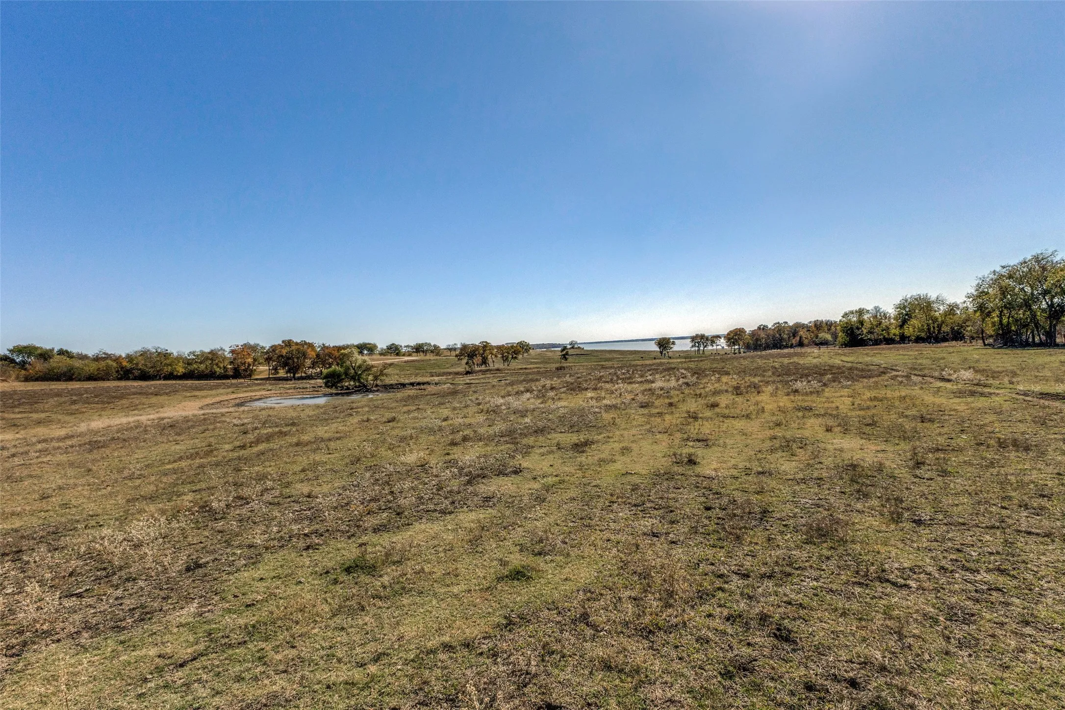Single Family Residence For Sale in Kaufman County , 15675 County Road 4024, Kemp, Texas 75143, 3 Bedrooms, 2 Bathrooms, 2 Garage spaces, 2,690 Sqft, built in 1991, Price $3,500,000, mls#21283816, Real Estate Agent in Kemp, Homes For Sale in Kaufman county, Homes For Sale in Kemp, Realtor in Kemp Texas, Real Estate Brokerage Independent Realty Texas, Luminita Cordes Realtor